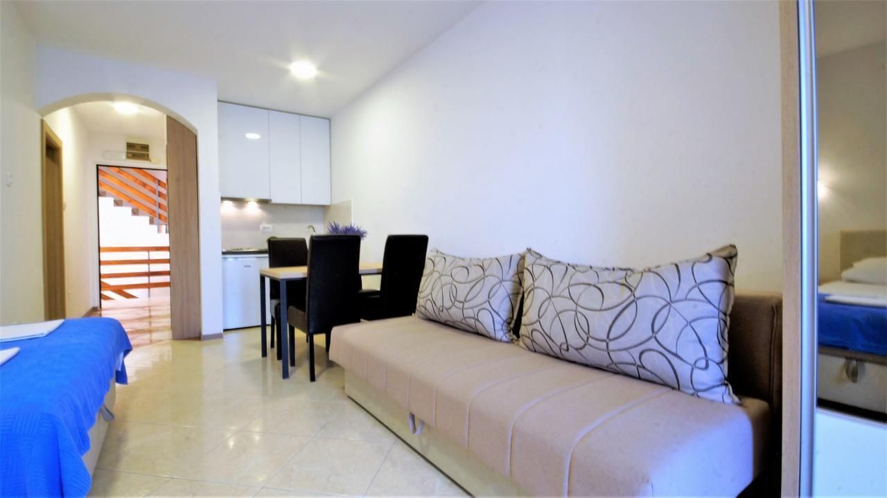 Izdavanje potpuno opremljene garsonjere – Bečići (na duži period, svi računi uključeni u cijenu) - Amfora Real Estate