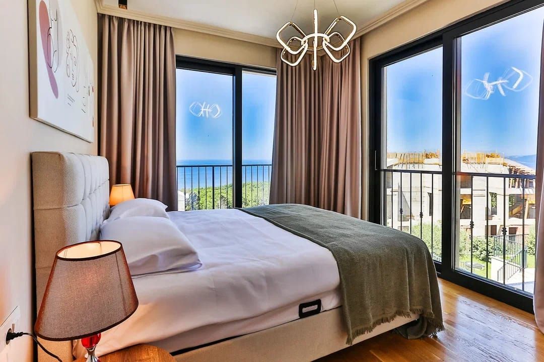 Ekskluzivna luksuzna townhouse vila 220 m² sa privatnim bazenom, panoramskim pogledom na more i visokim standardom kvaliteta – Reževići, Budva (IZDAVANJE NA PERIOD DO SEZONE 01.06.2026) - Amfora Real Estate