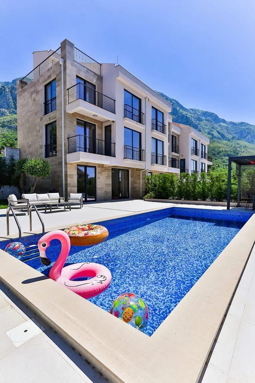 Ekskluzivna luksuzna townhouse vila 220 m² sa privatnim bazenom, panoramskim pogledom na more i visokim standardom kvaliteta – Reževići, Budva (IZDAVANJE NA PERIOD DO SEZONE 01.06.2026) - Amfora Real Estate