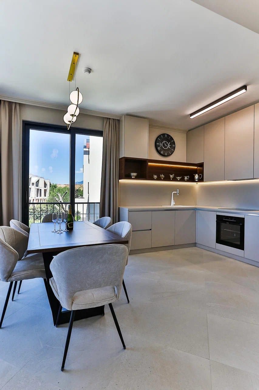 Ekskluzivna luksuzna townhouse vila 220 m² sa privatnim bazenom, panoramskim pogledom na more i visokim standardom kvaliteta – Reževići, Budva (IZDAVANJE NA PERIOD DO SEZONE 01.06.2026) - Amfora Real Estate