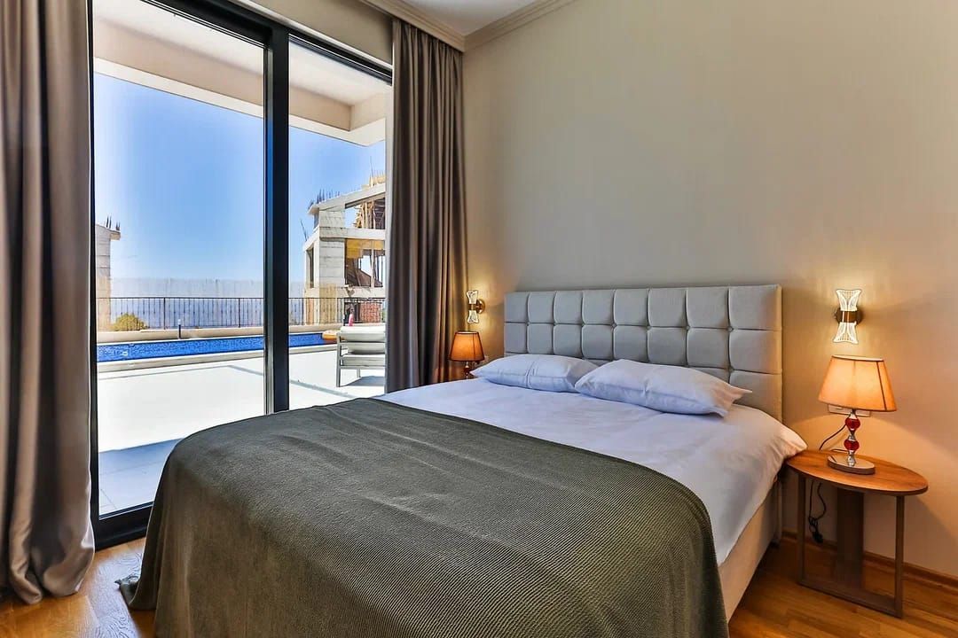 Ekskluzivna luksuzna townhouse vila 220 m² sa privatnim bazenom, panoramskim pogledom na more i visokim standardom kvaliteta – Reževići, Budva (IZDAVANJE NA PERIOD DO SEZONE 01.06.2026) - Amfora Real Estate