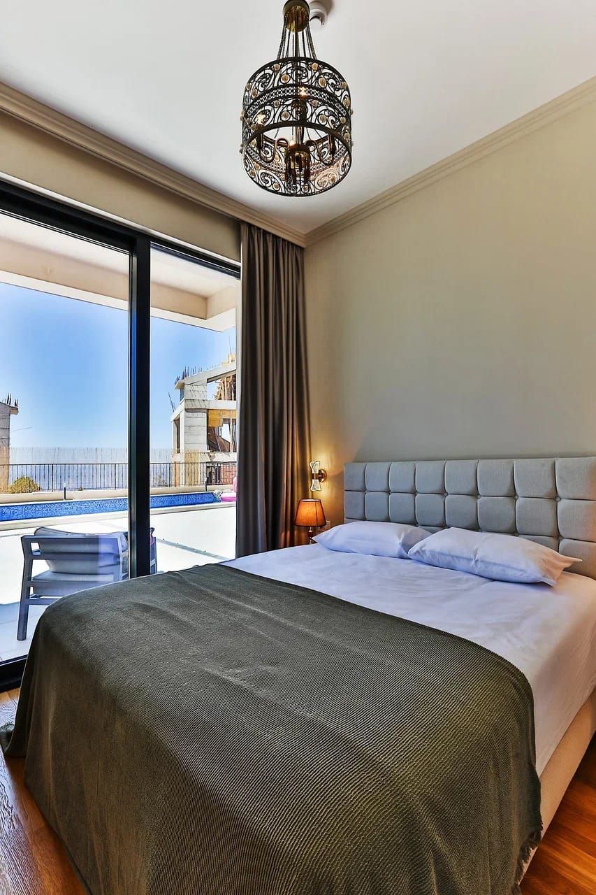 Ekskluzivna luksuzna townhouse vila 220 m² sa privatnim bazenom, panoramskim pogledom na more i visokim standardom kvaliteta – Reževići, Budva (IZDAVANJE NA PERIOD DO SEZONE 01.06.2026) - Amfora Real Estate