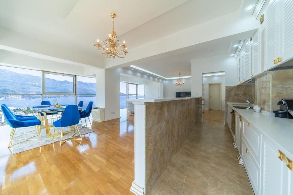 Izdavanje luksuznog trosobnog stana sa panoramskim pogledom na more – Dukley Gardens, Harmonia, Budvanska rivijera (do 15.05.2026) - Amfora Real Estate