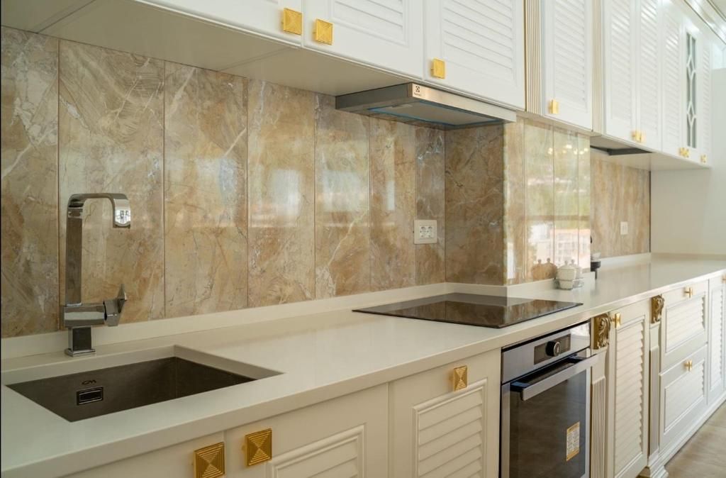 Izdavanje luksuznog trosobnog stana sa panoramskim pogledom na more – Dukley Gardens, Harmonia, Budvanska rivijera (do 15.05.2026) - Amfora Real Estate