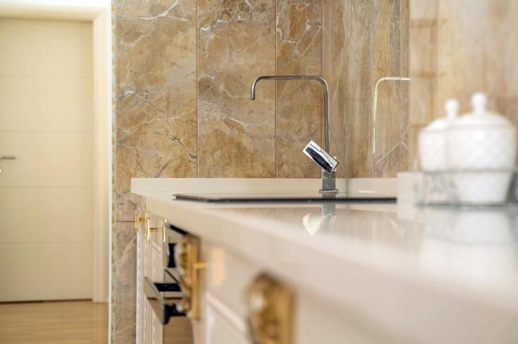 Izdavanje luksuznog trosobnog stana sa panoramskim pogledom na more – Dukley Gardens, Harmonia, Budvanska rivijera (do 15.05.2026) - Amfora Real Estate