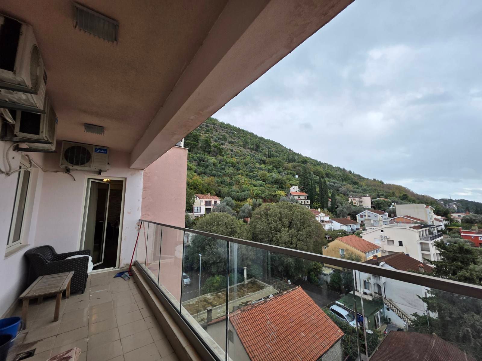 Prodaja luksuznog dvosobnog apartmana 80 m² sa panoramskim pogledom na more i garaznim mestom – Budva,Podkosljun - Amfora Real Estate