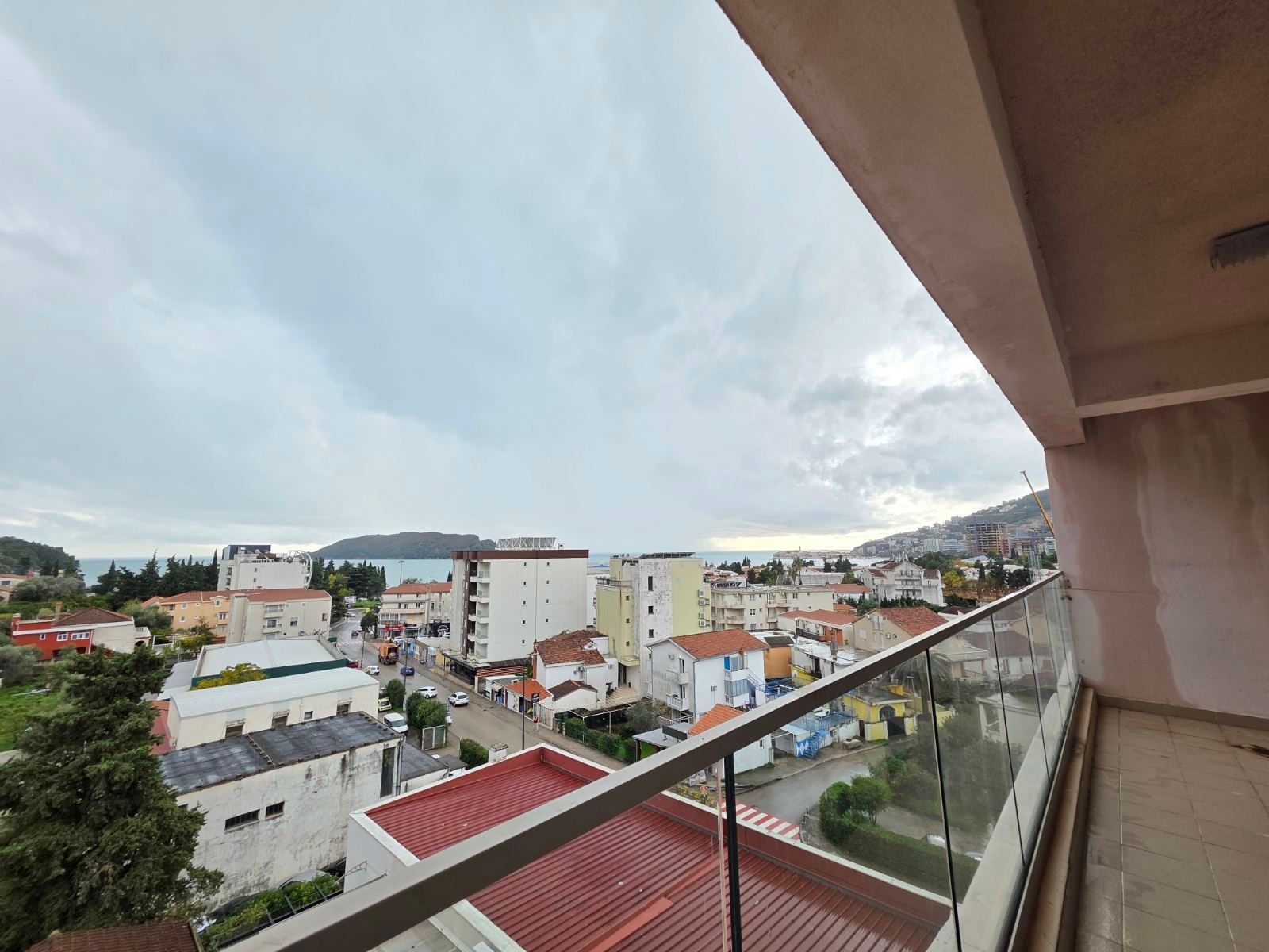 Prodaja luksuznog dvosobnog apartmana 80 m² sa panoramskim pogledom na more i garaznim mestom – Budva,Podkosljun - Amfora Real Estate