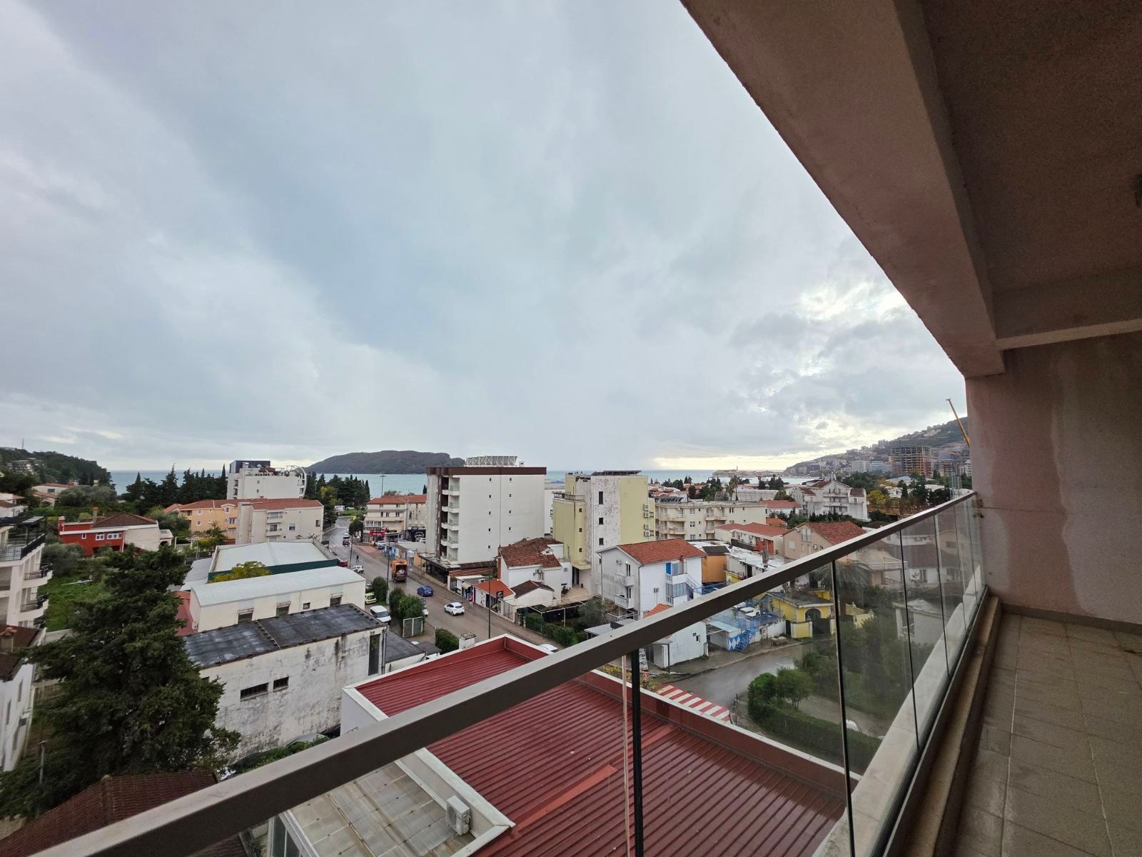 Prodaja luksuznog dvosobnog apartmana 80 m² sa panoramskim pogledom na more i garaznim mestom – Budva,Podkosljun - Amfora Real Estate