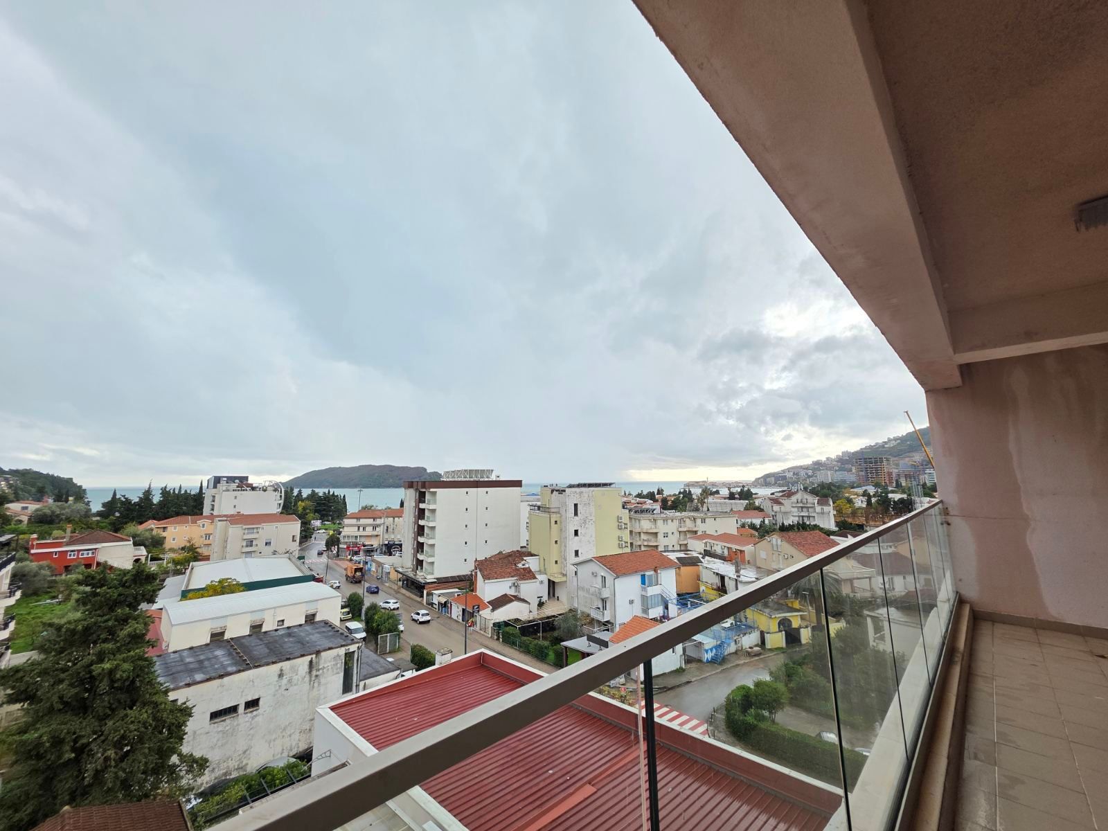 Prodaja luksuznog dvosobnog apartmana 80 m² sa panoramskim pogledom na more i garaznim mestom – Budva,Podkosljun - Amfora Real Estate