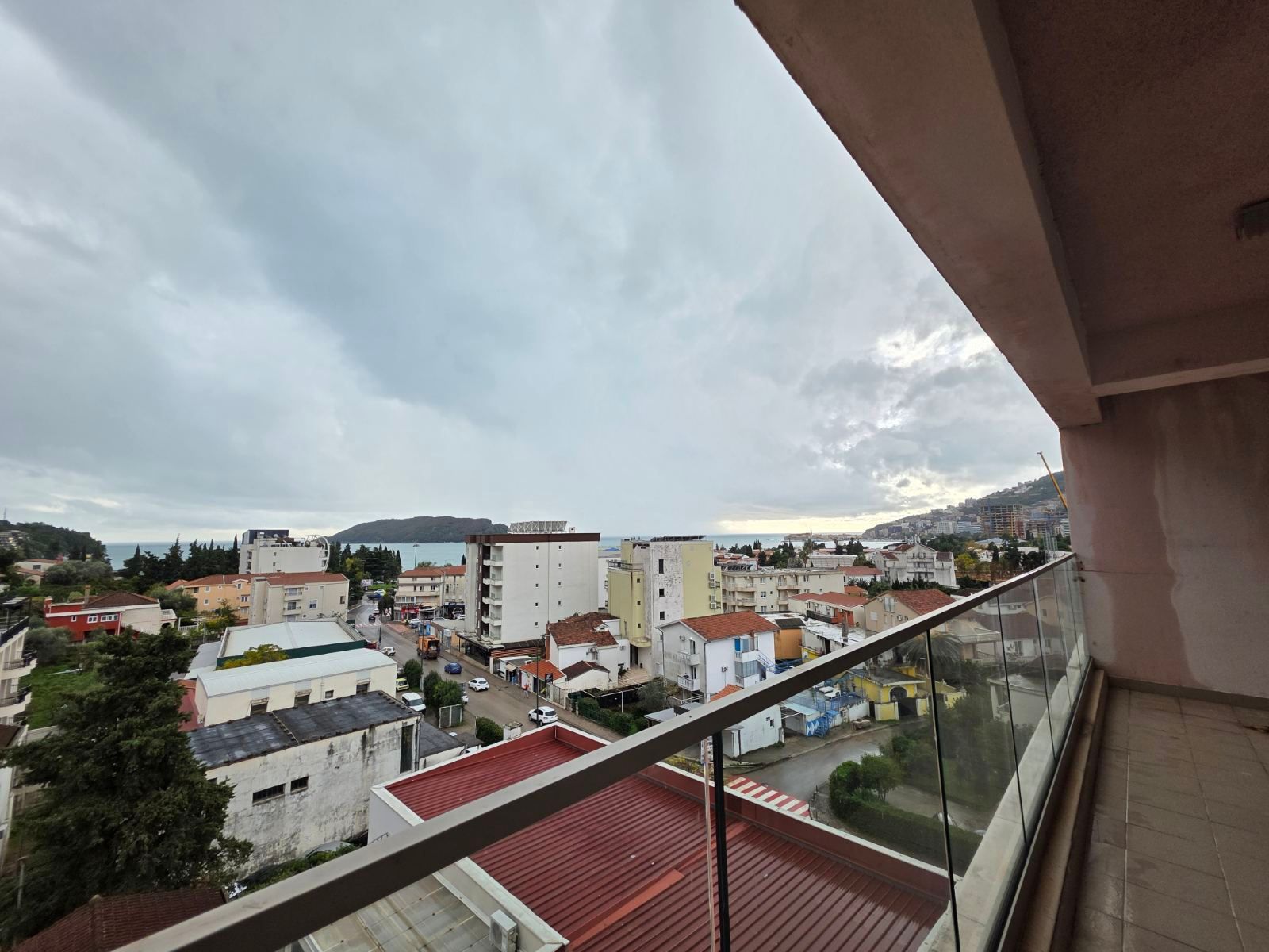 Prodaja luksuznog dvosobnog apartmana 80 m² sa panoramskim pogledom na more i garaznim mestom – Budva,Podkosljun - Amfora Real Estate