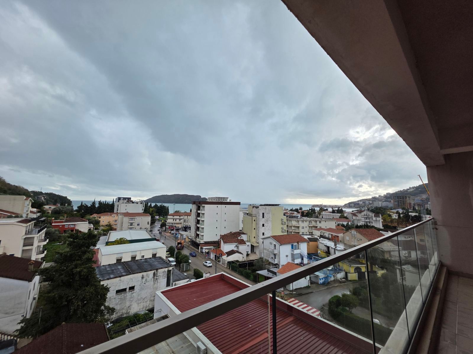 Prodaja luksuznog dvosobnog apartmana 80 m² sa panoramskim pogledom na more i garaznim mestom – Budva,Podkosljun - Amfora Real Estate