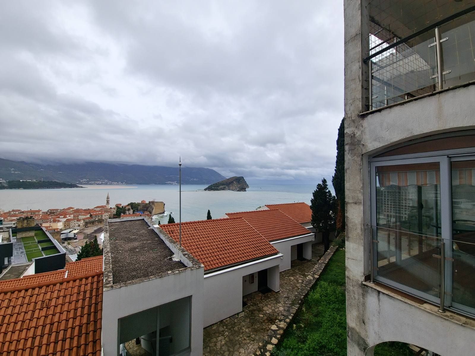 Izdavanje jednosobnog stana 50 m² sa panoramskim pogledom na more i parking mestom – Vidikovac, Budva (dugorocno izdavanje) - Amfora Real Estate