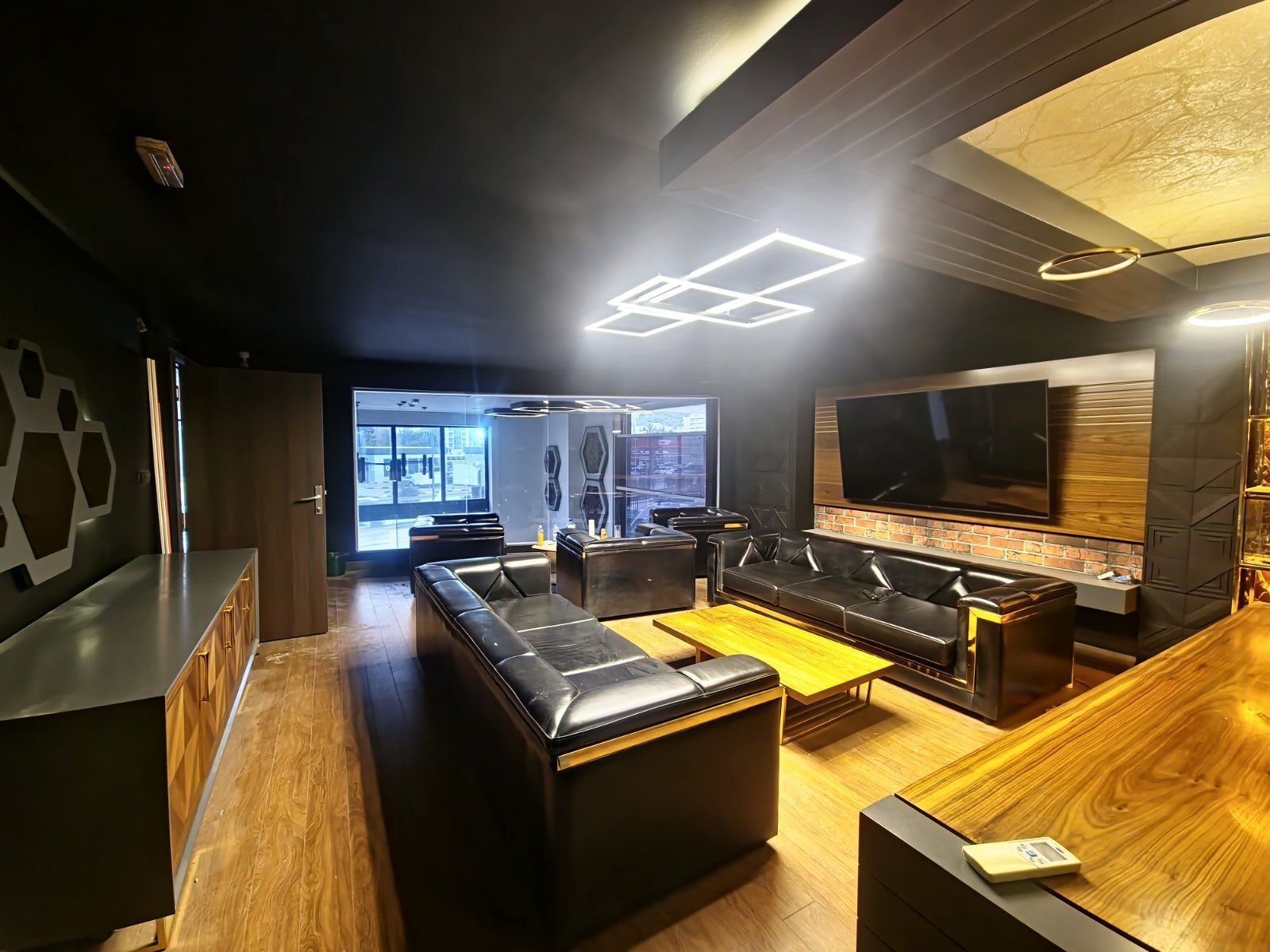 Izdavanje luksuznog poslovnog prostora 140 m² sa parkingom – Centar Budve, Bulevar - Amfora Real Estate