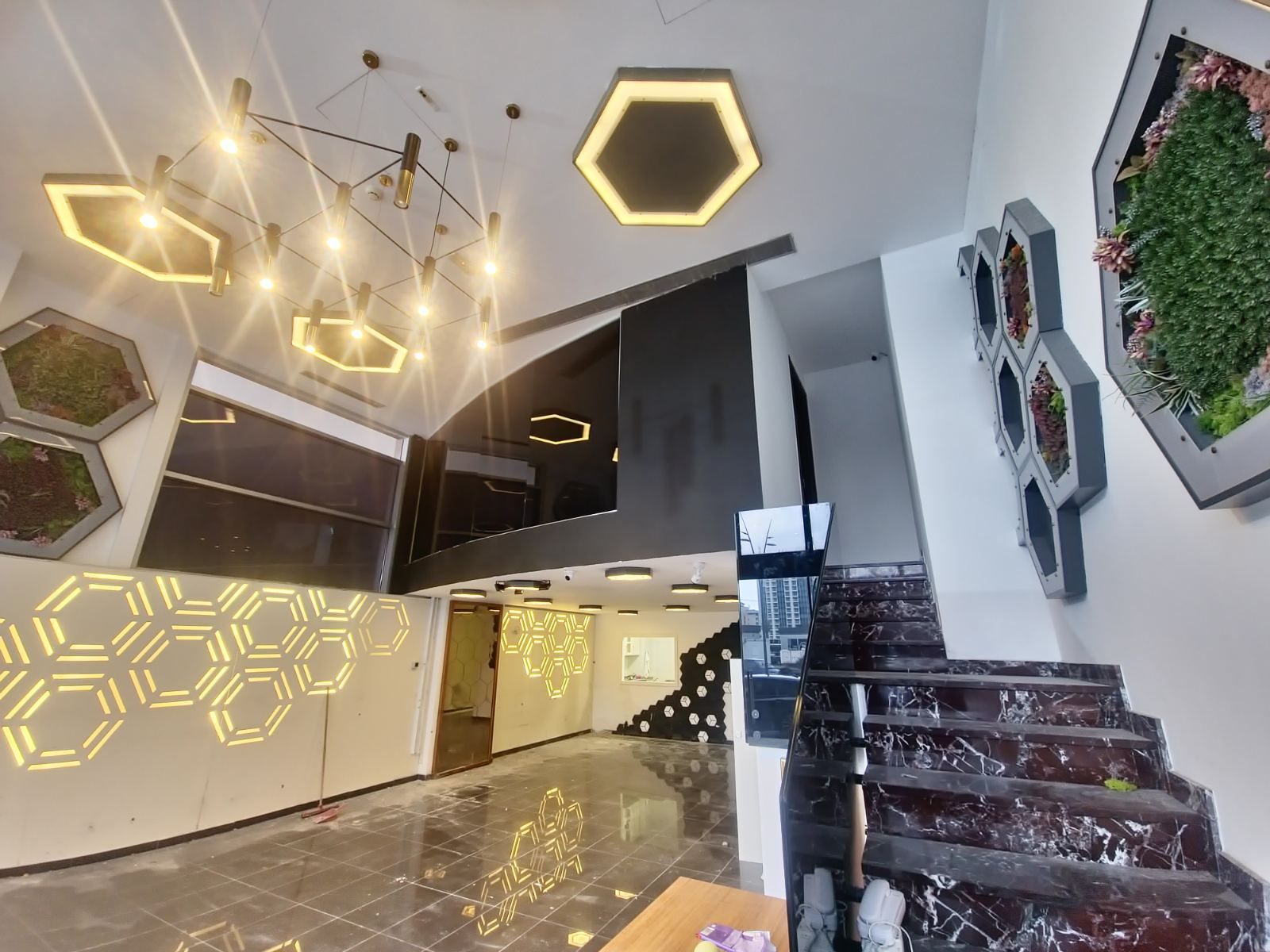 Izdavanje luksuznog poslovnog prostora 140 m² sa parkingom – Centar Budve, Bulevar - Amfora Real Estate