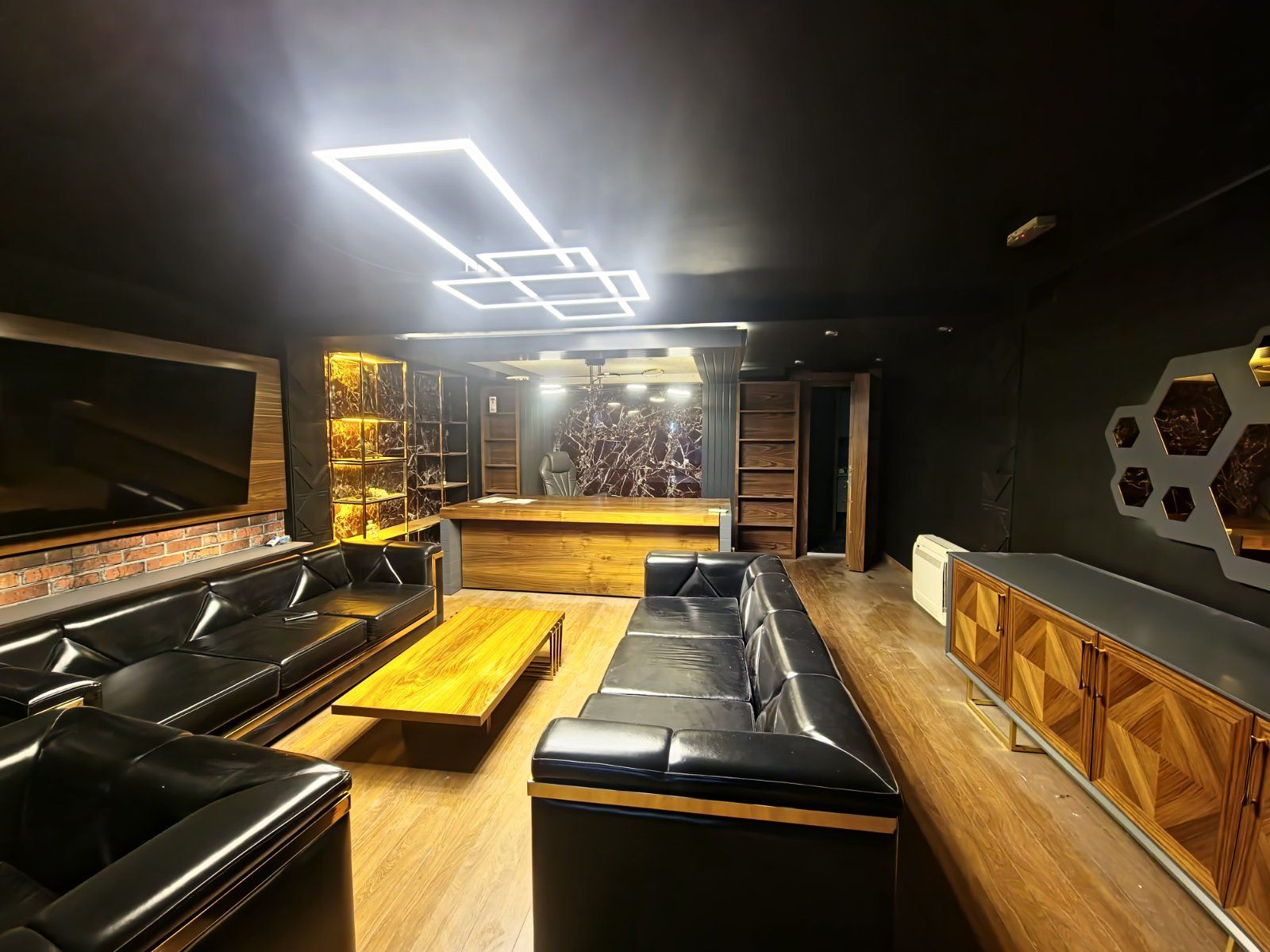 Izdavanje luksuznog poslovnog prostora 140 m² sa parkingom – Centar Budve, Bulevar - Amfora Real Estate