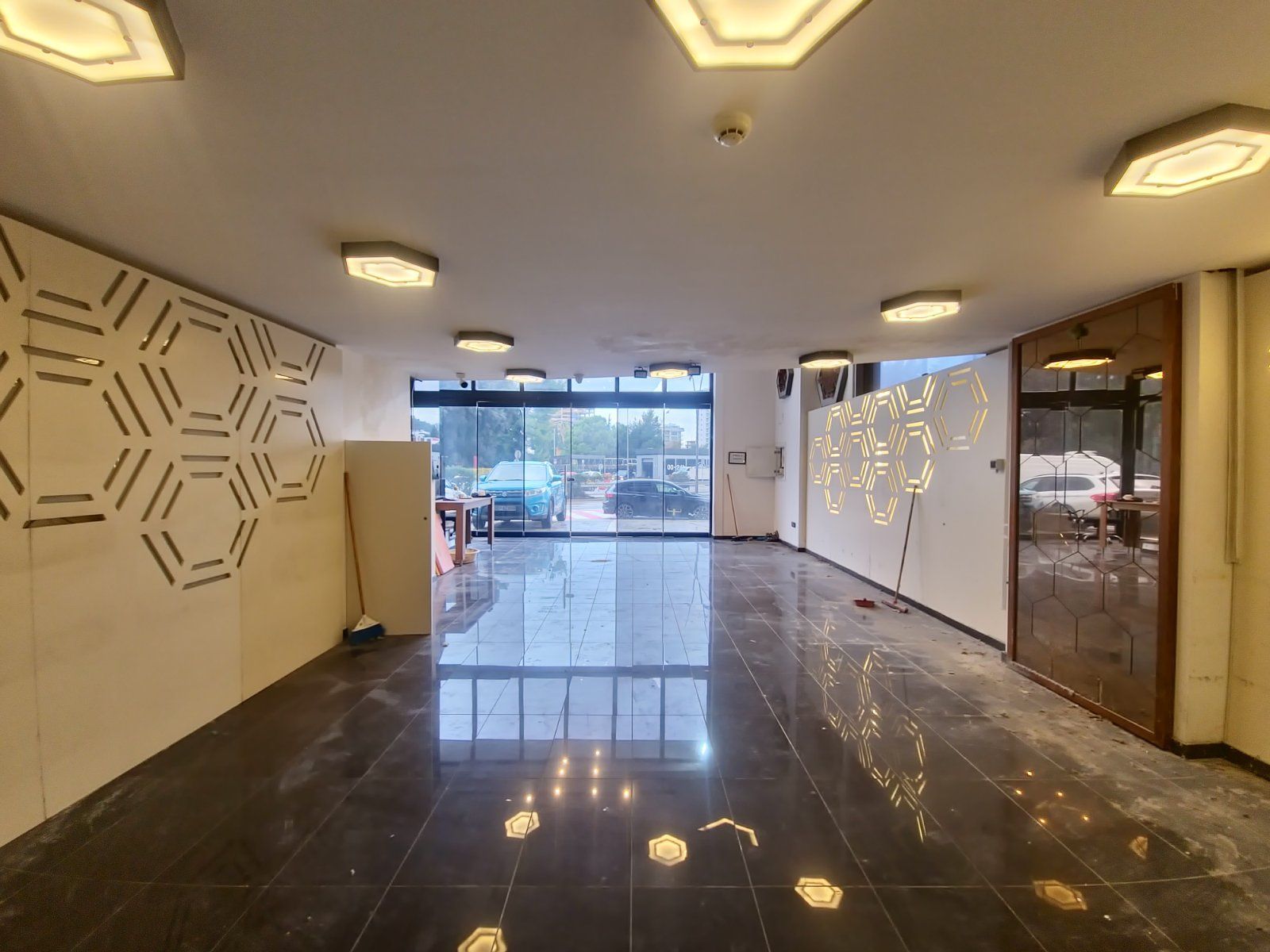 Izdavanje luksuznog poslovnog prostora 140 m² sa parkingom – Centar Budve, Bulevar - Amfora Real Estate