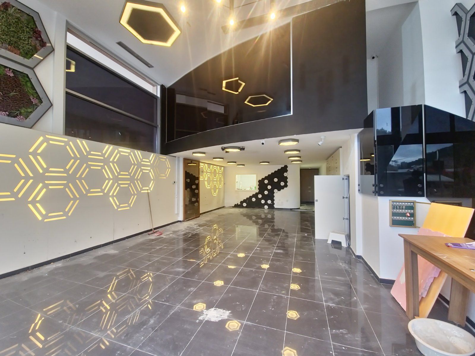 Izdavanje luksuznog poslovnog prostora 140 m² sa parkingom – Centar Budve, Bulevar - Amfora Real Estate