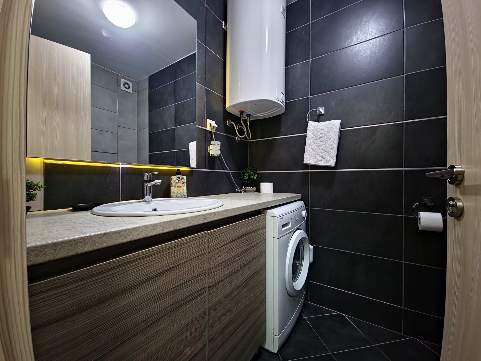 Izdavanje garsonjere 30 m² na prvoj liniji mora sa pogledom na more – Budva (na period do 1. juna) - Amfora Real Estate