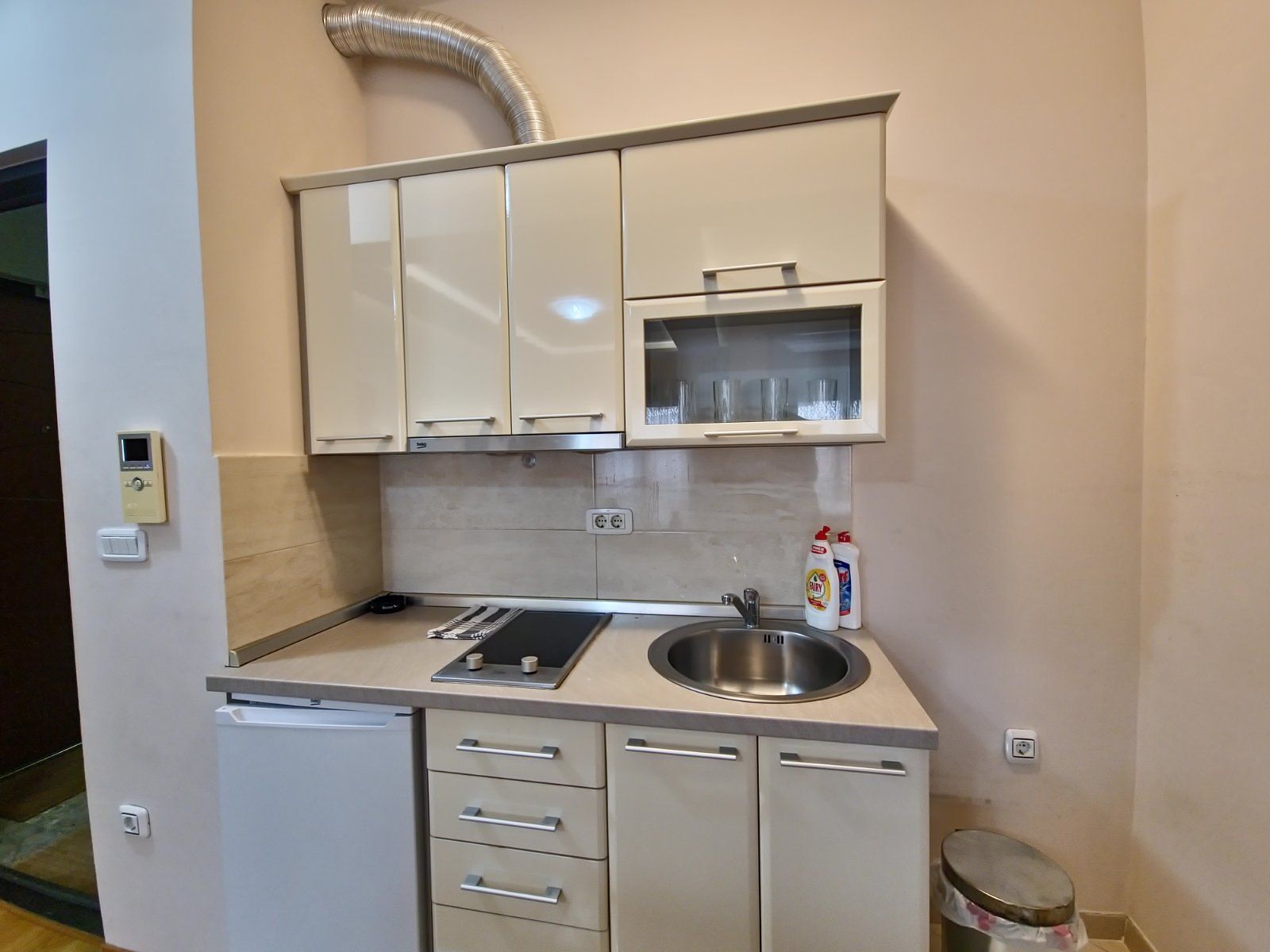 Izdavanje jednosobnog apartmana 36m² na prvoj liniji mora  – Budva (na period do 1. juna) - Amfora Real Estate