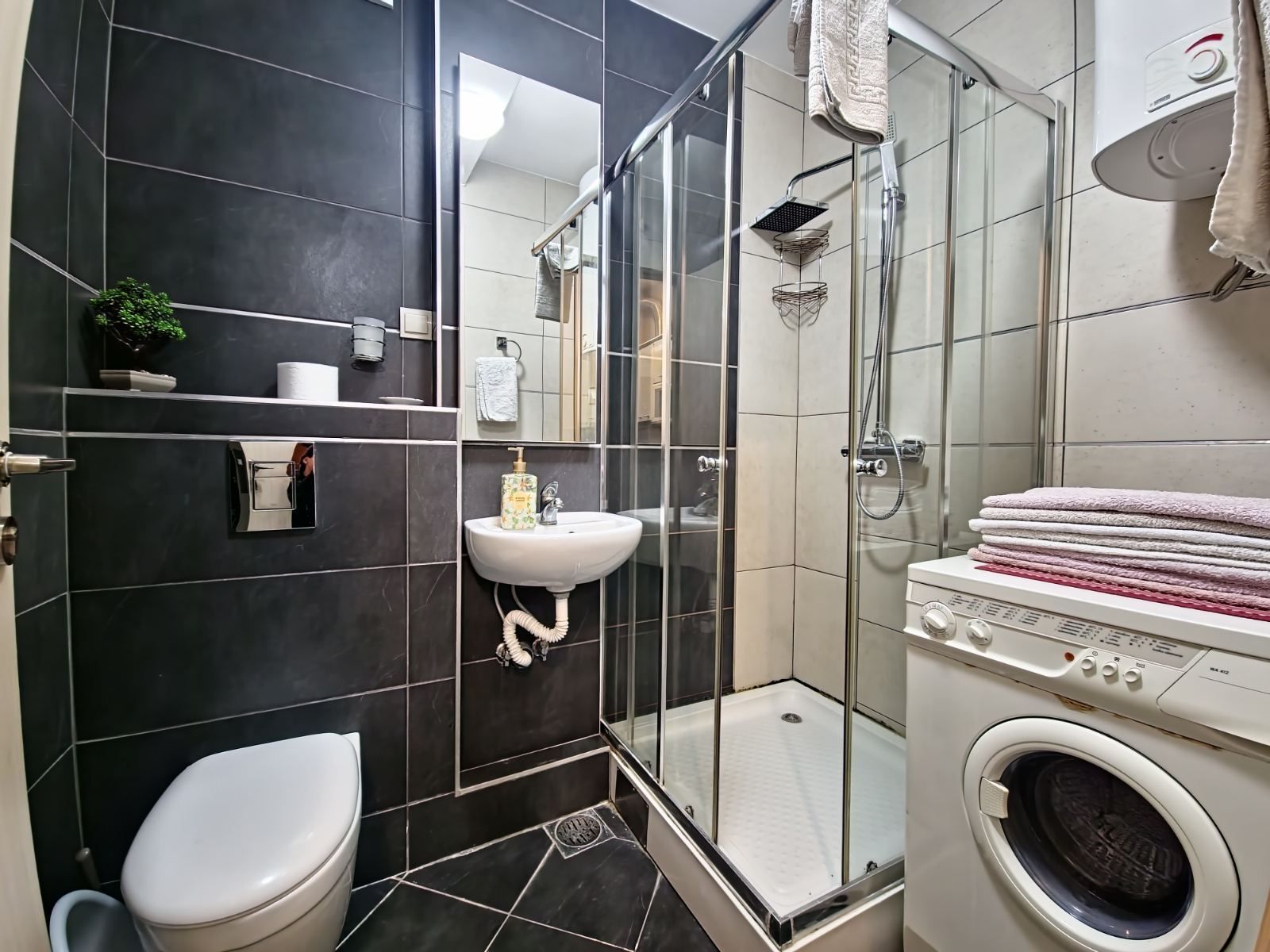 Izdavanje jednosobnog apartmana 36m² na prvoj liniji mora  – Budva (na period do 1. juna) - Amfora Real Estate