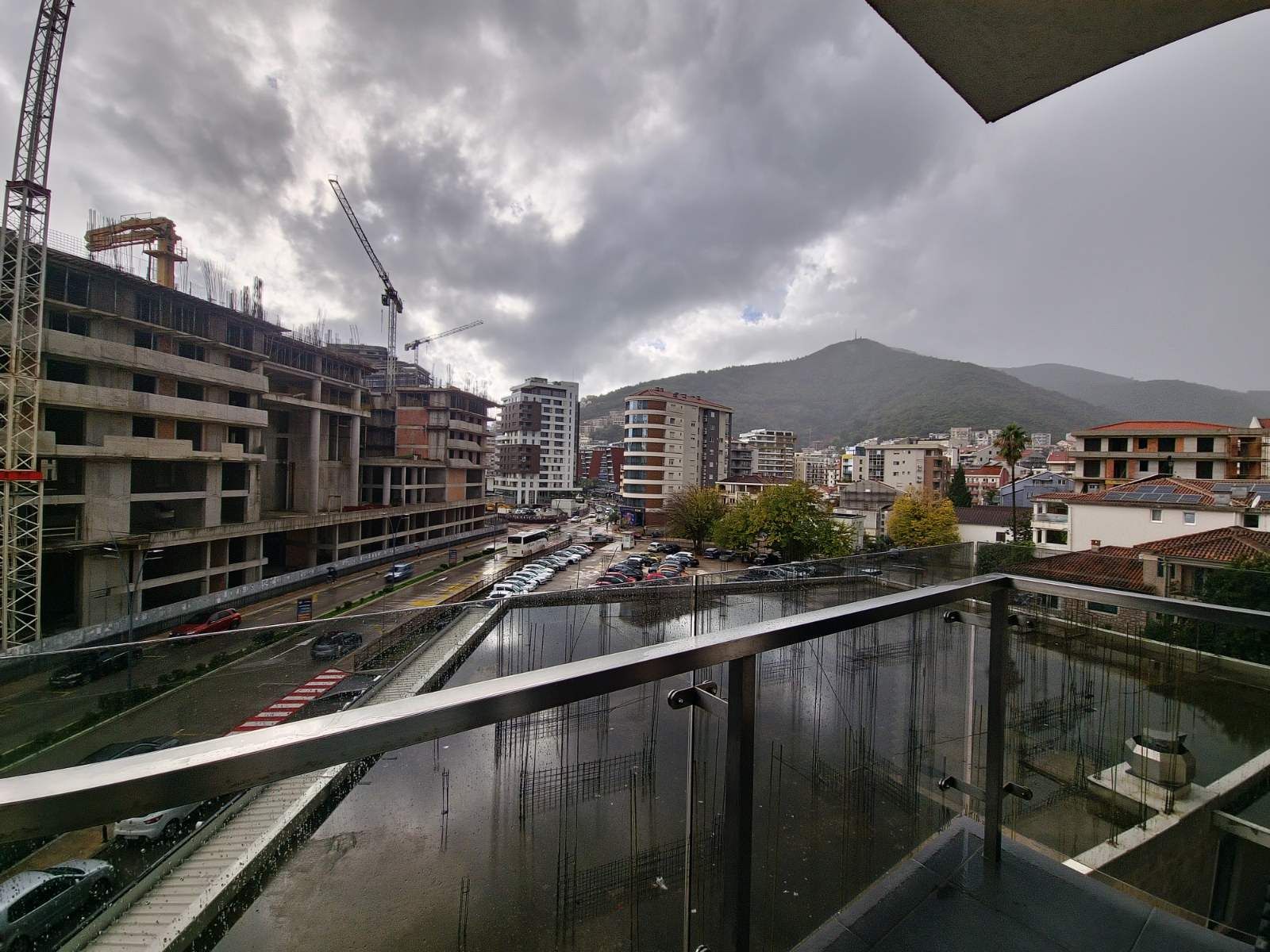 Izdavanje jednosobnog apartmana 42m² na prvoj liniji mora  – Budva (na period do 1. juna) - Amfora Real Estate