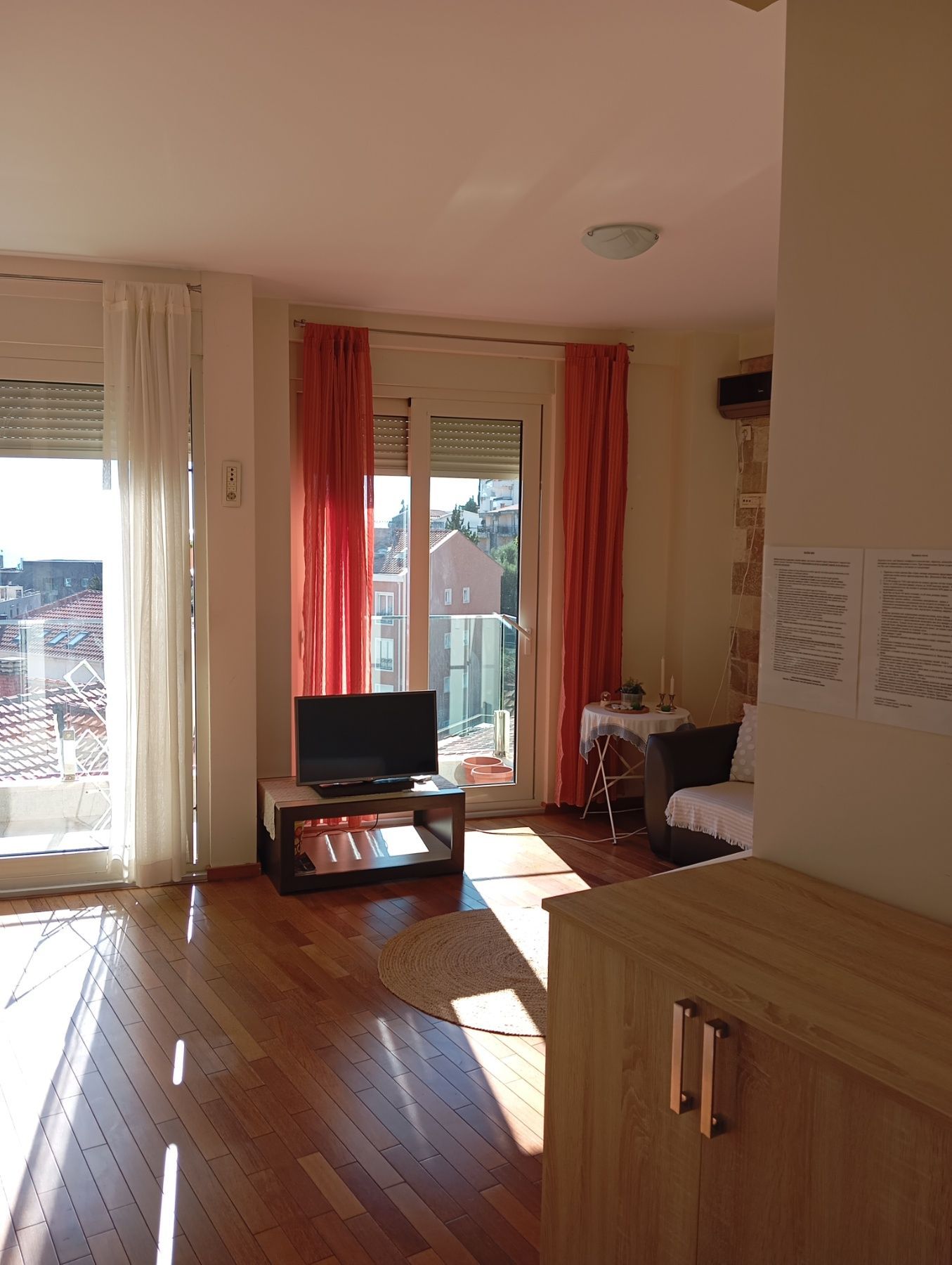 Izdavanje jednosobnog stana 55m² sa prelepim pogledom na more i obezbeđenim parking mestom – Gospostina, Budva (na period do 01.05.2026) - Amfora Real Estate