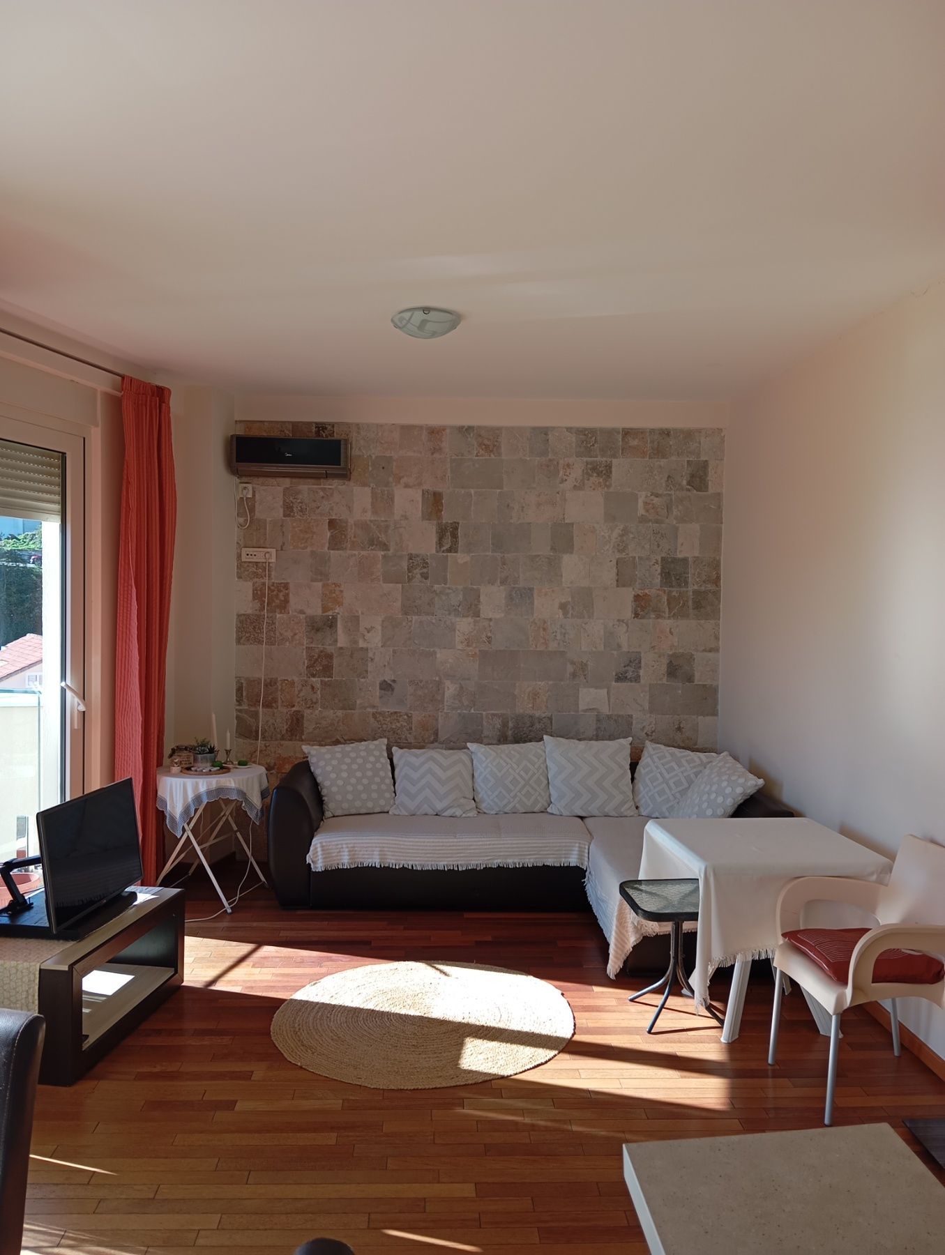 Izdavanje jednosobnog stana 55m² sa prelepim pogledom na more i obezbeđenim parking mestom – Gospostina, Budva (na period do 01.05.2026) - Amfora Real Estate