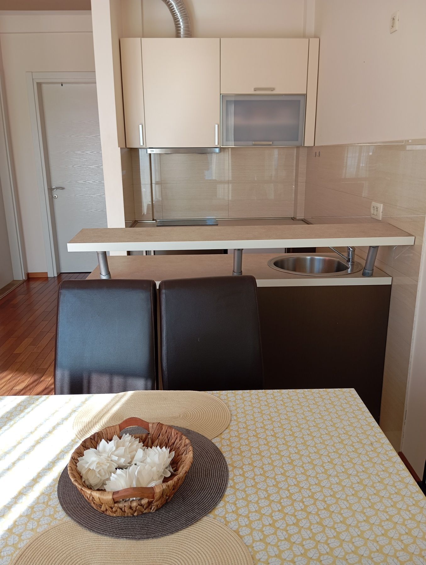 Izdavanje jednosobnog stana 55m² sa prelepim pogledom na more i obezbeđenim parking mestom – Gospostina, Budva (na period do 01.05.2026) - Amfora Real Estate