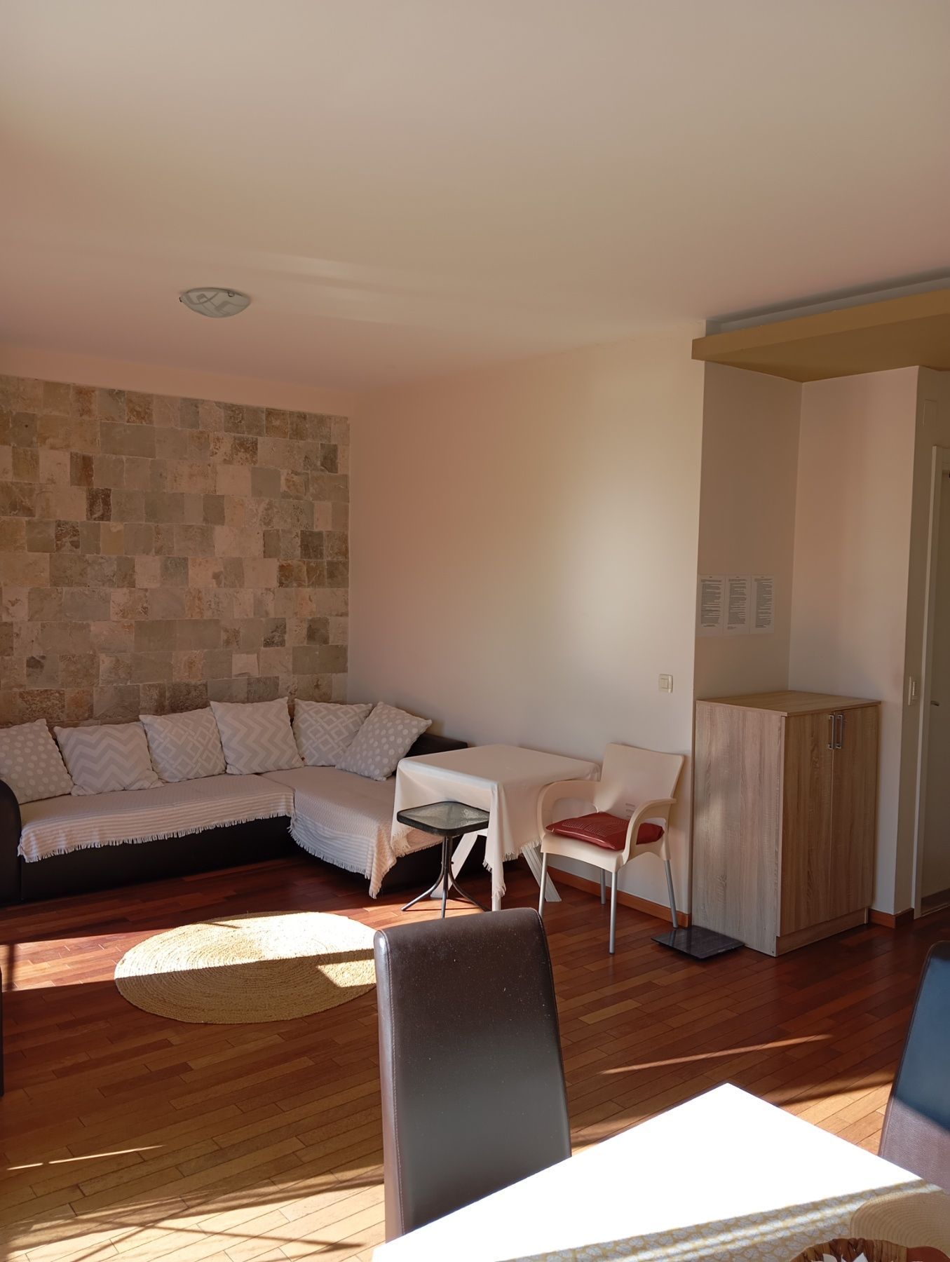 Izdavanje jednosobnog stana 55m² sa prelepim pogledom na more i obezbeđenim parking mestom – Gospostina, Budva (na period do 01.05.2026) - Amfora Real Estate