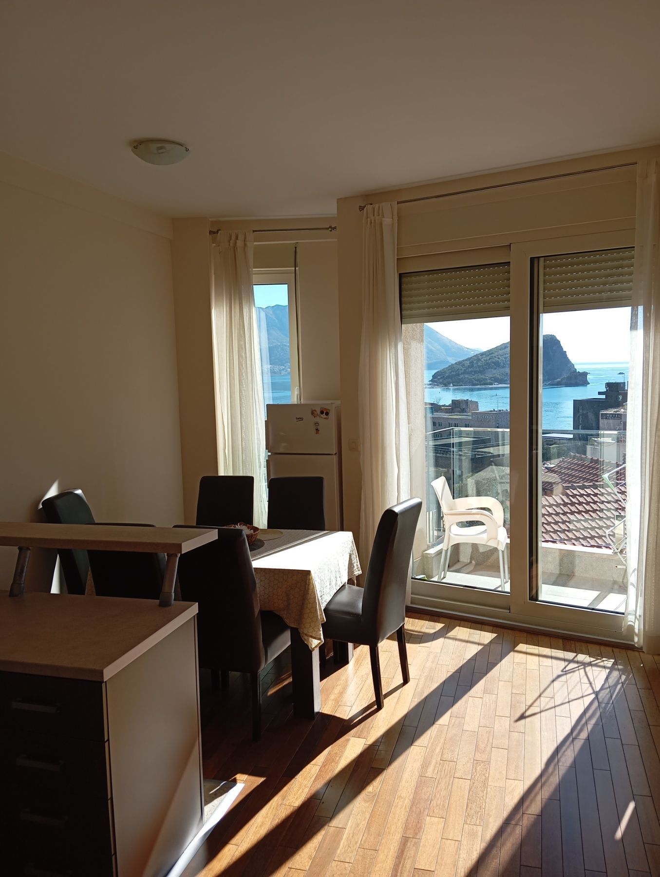 Izdavanje jednosobnog stana 55m² sa prelepim pogledom na more i obezbeđenim parking mestom – Gospostina, Budva (na period do 01.05.2026) - Amfora Real Estate