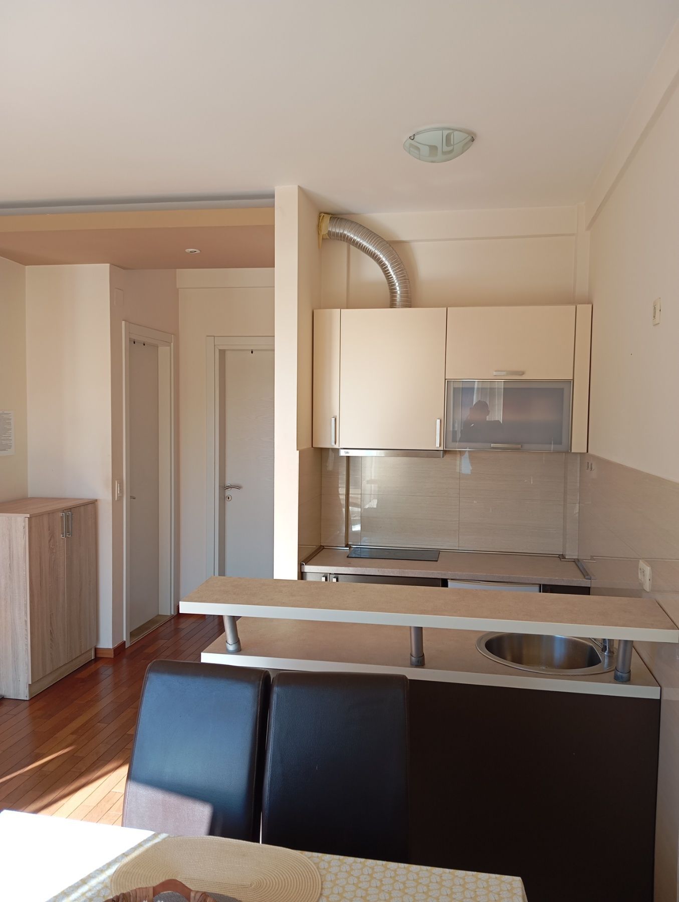 Izdavanje jednosobnog stana 55m² sa prelepim pogledom na more i obezbeđenim parking mestom – Gospostina, Budva (na period do 01.05.2026) - Amfora Real Estate