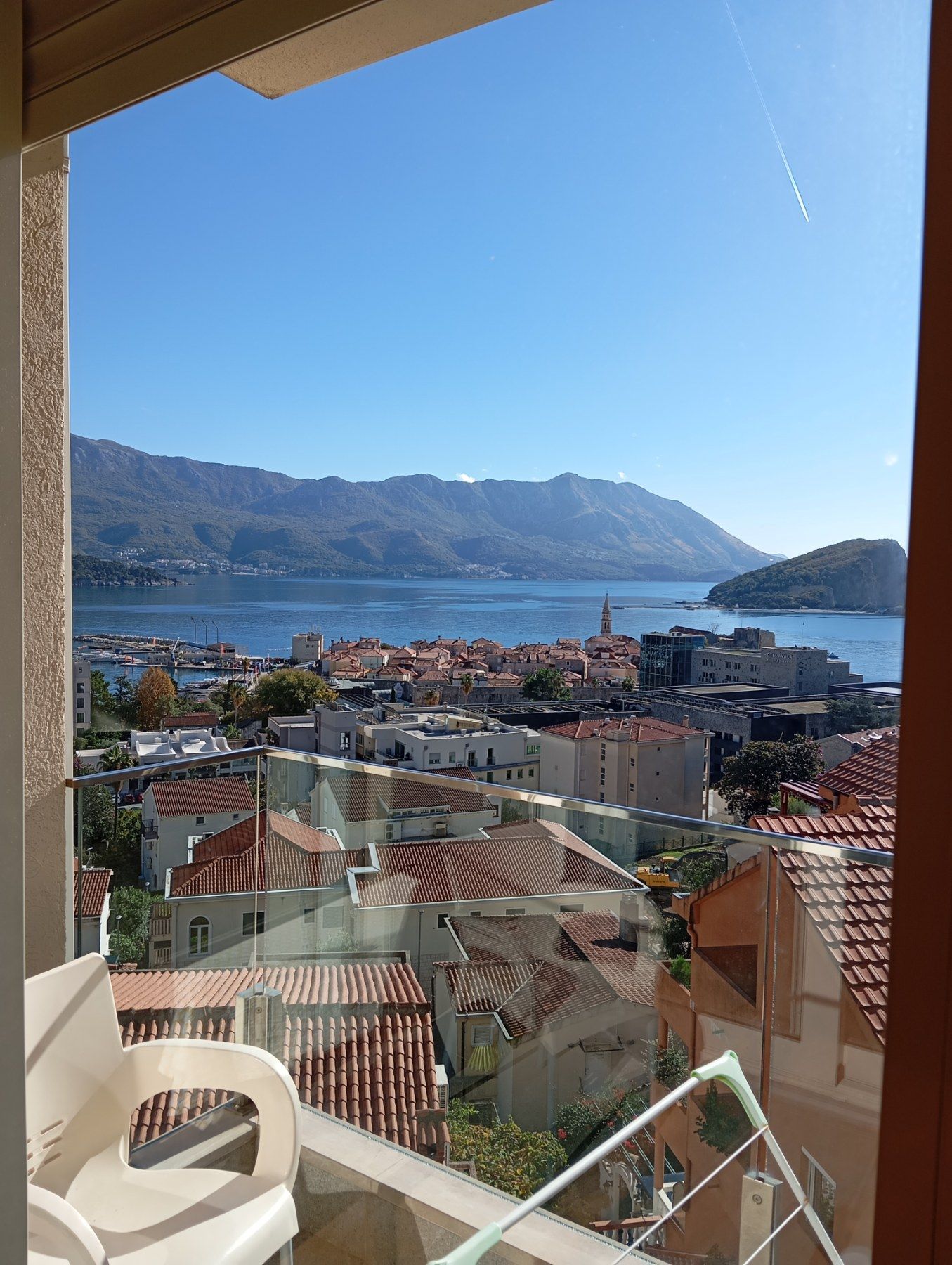 Izdavanje jednosobnog stana 55m² sa prelepim pogledom na more i obezbeđenim parking mestom – Gospostina, Budva (na period do 01.05.2026) - Amfora Real Estate