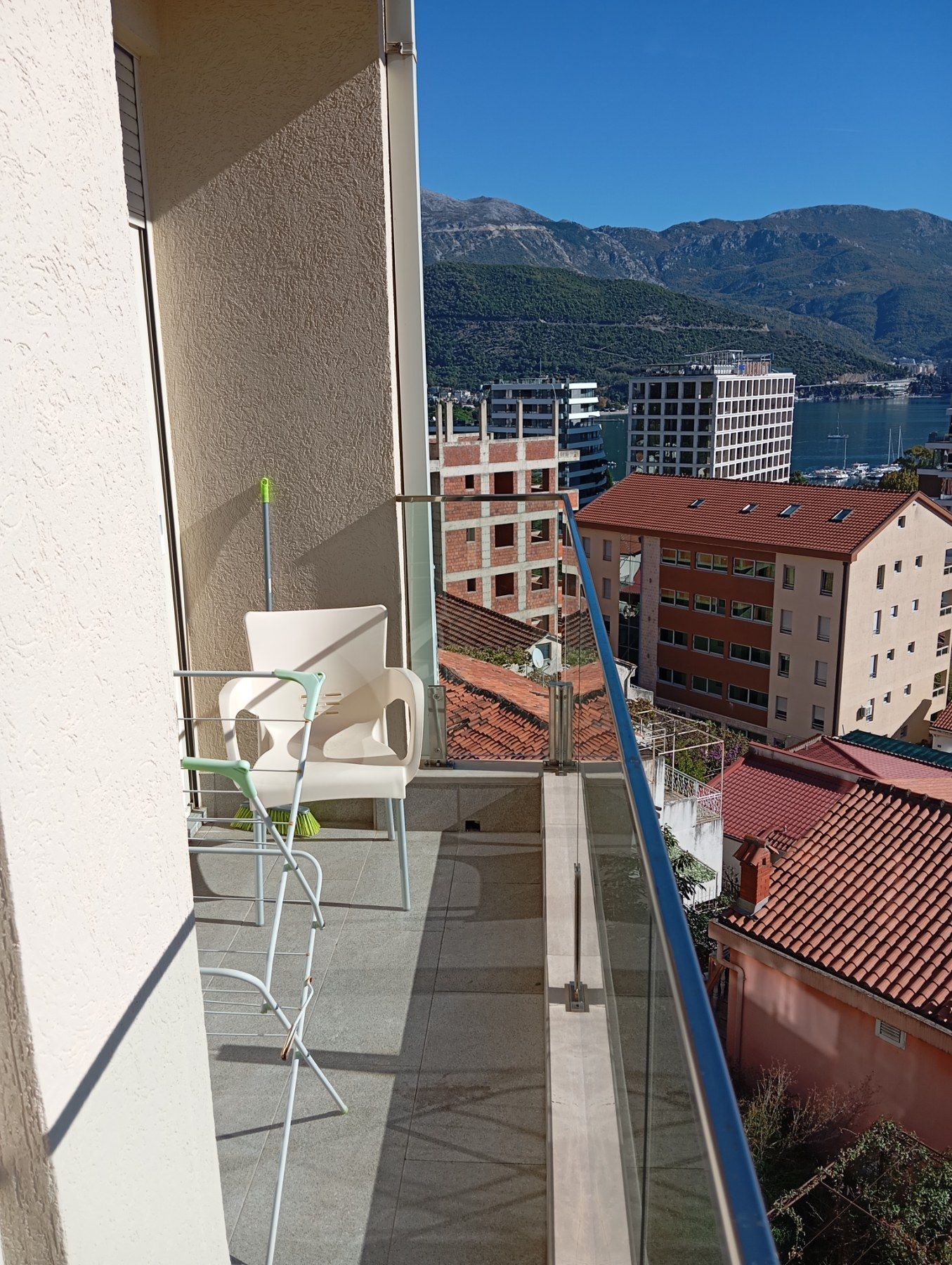 Izdavanje jednosobnog stana 55m² sa prelepim pogledom na more i obezbeđenim parking mestom – Gospostina, Budva (na period do 01.05.2026) - Amfora Real Estate