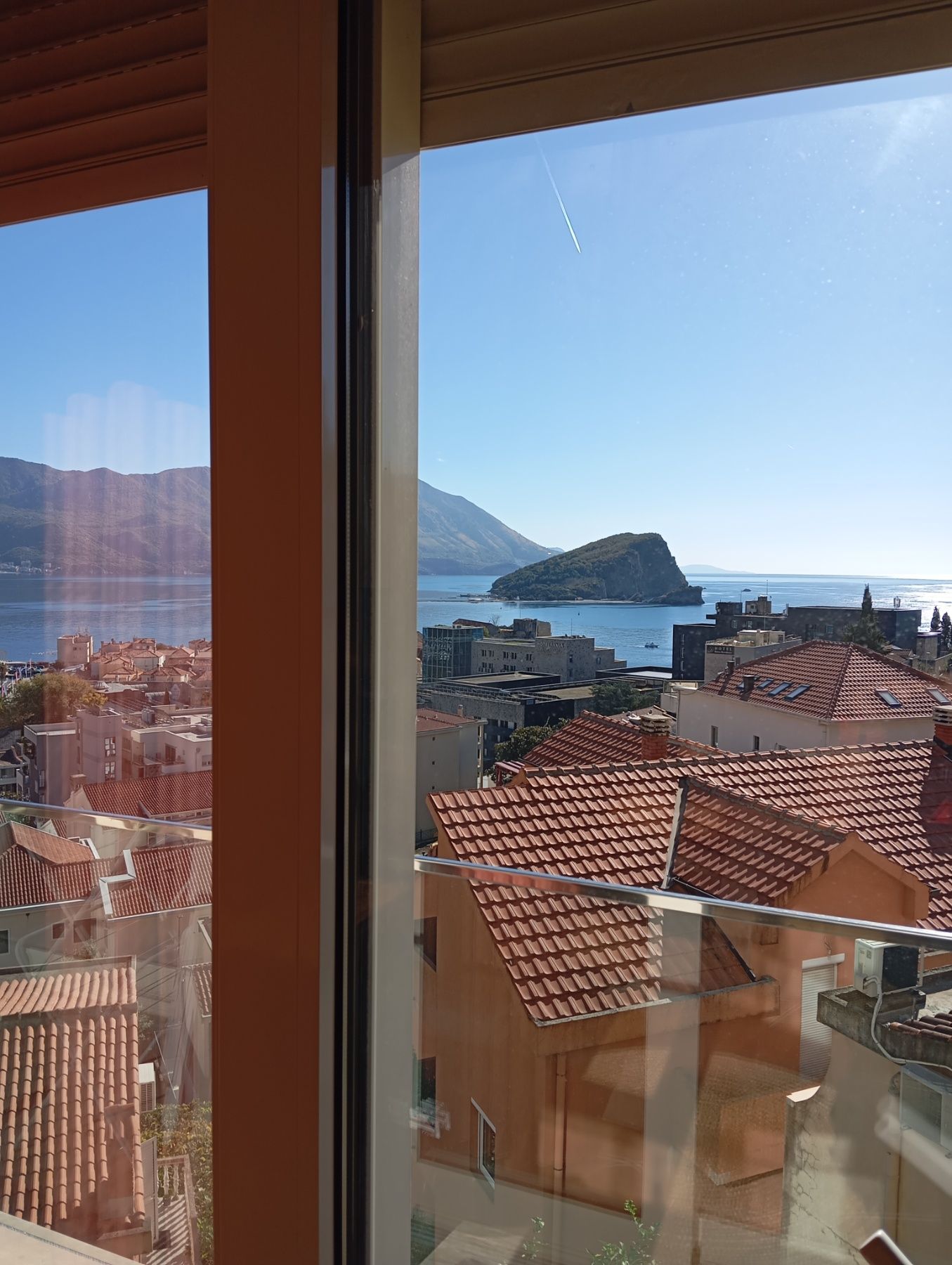 Izdavanje jednosobnog stana 55m² sa prelepim pogledom na more i obezbeđenim parking mestom – Gospostina, Budva (na period do 01.05.2026) - Amfora Real Estate