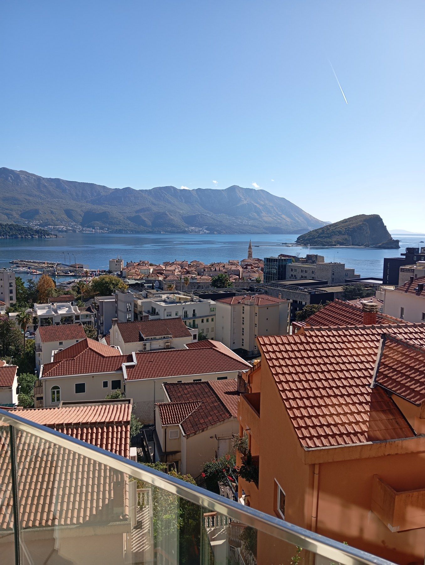 Izdavanje jednosobnog stana 55m² sa prelepim pogledom na more i obezbeđenim parking mestom – Gospostina, Budva (na period do 01.05.2026) - Amfora Real Estate