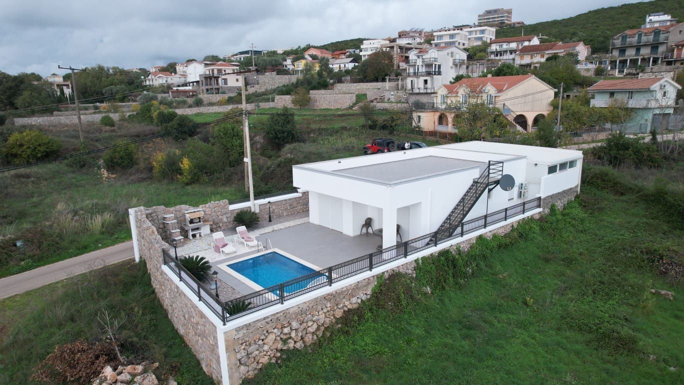 Prodaja kuće 100 m² sa bazenom,garažom, krovnom terasom i pogledom na more – Krimovica, Kotor - Amfora Real Estate