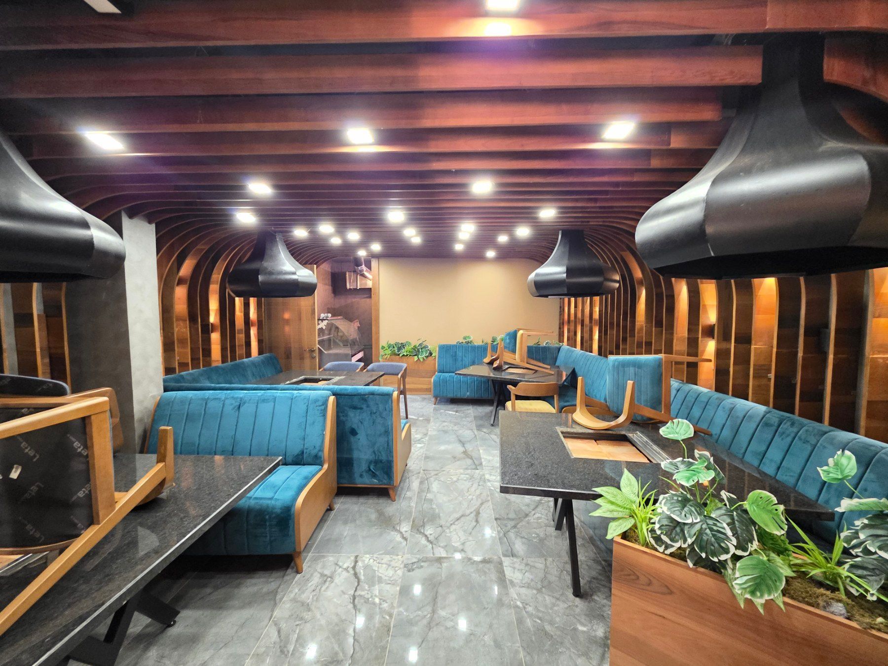 Izdaje se luksuzno opremljen restoran 123 m² – Prva linija, Rafailovići - Amfora Real Estate