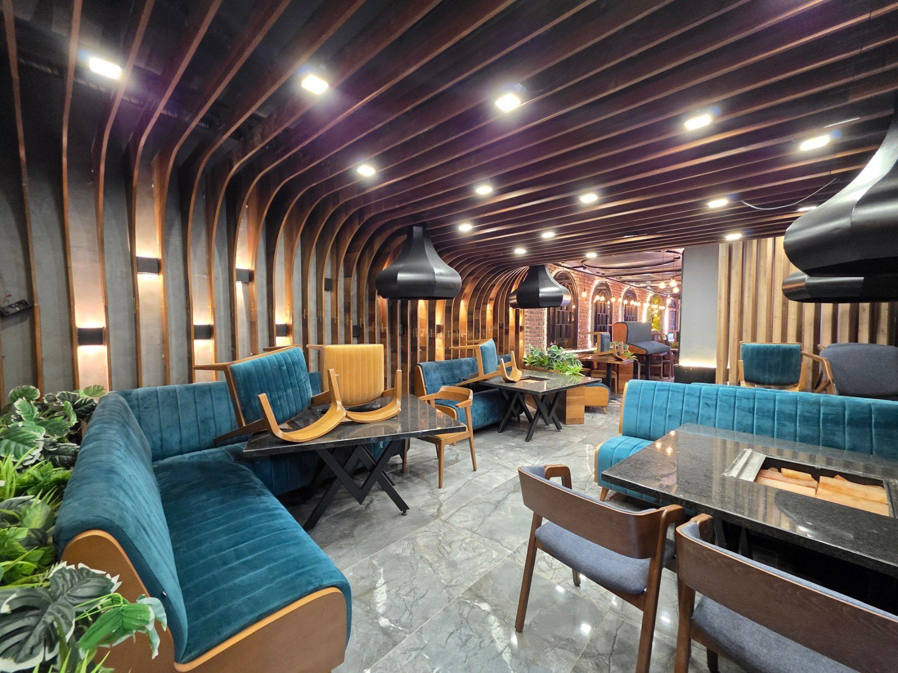 Izdaje se luksuzno opremljen restoran 123 m² – Prva linija, Rafailovići - Amfora Real Estate