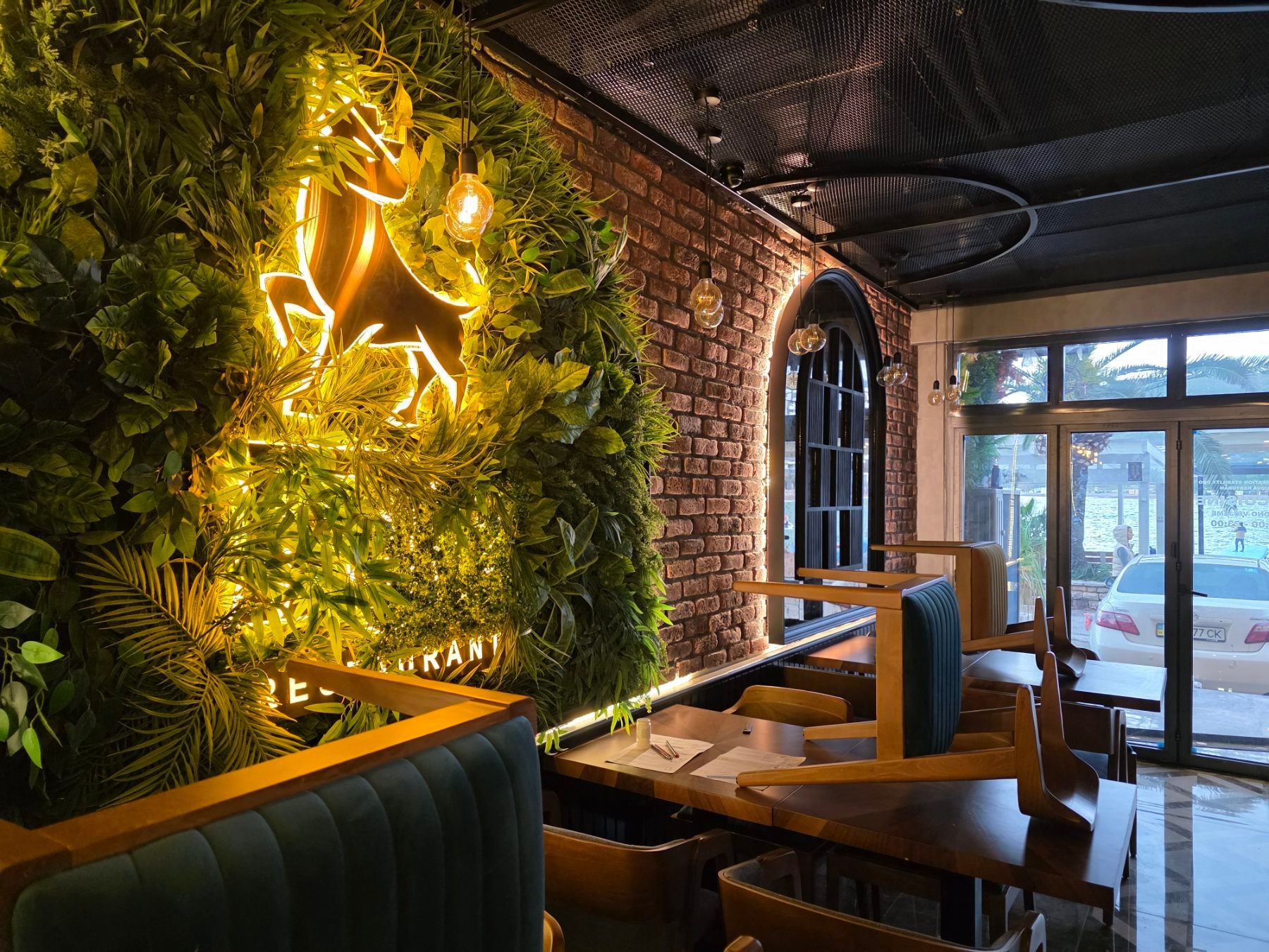 Izdaje se luksuzno opremljen restoran 123 m² – Prva linija, Rafailovići - Amfora Real Estate