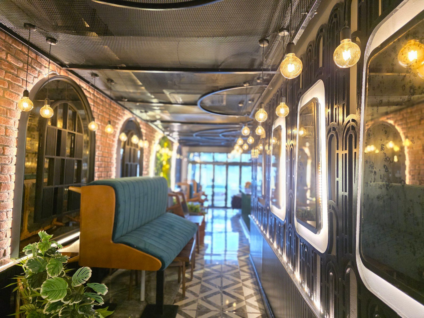 Izdaje se luksuzno opremljen restoran 123 m² – Prva linija, Rafailovići - Amfora Real Estate