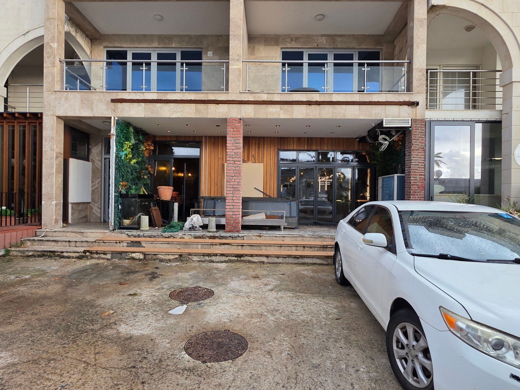 Izdaje se luksuzno opremljen restoran 123 m² – Prva linija, Rafailovići - Amfora Real Estate