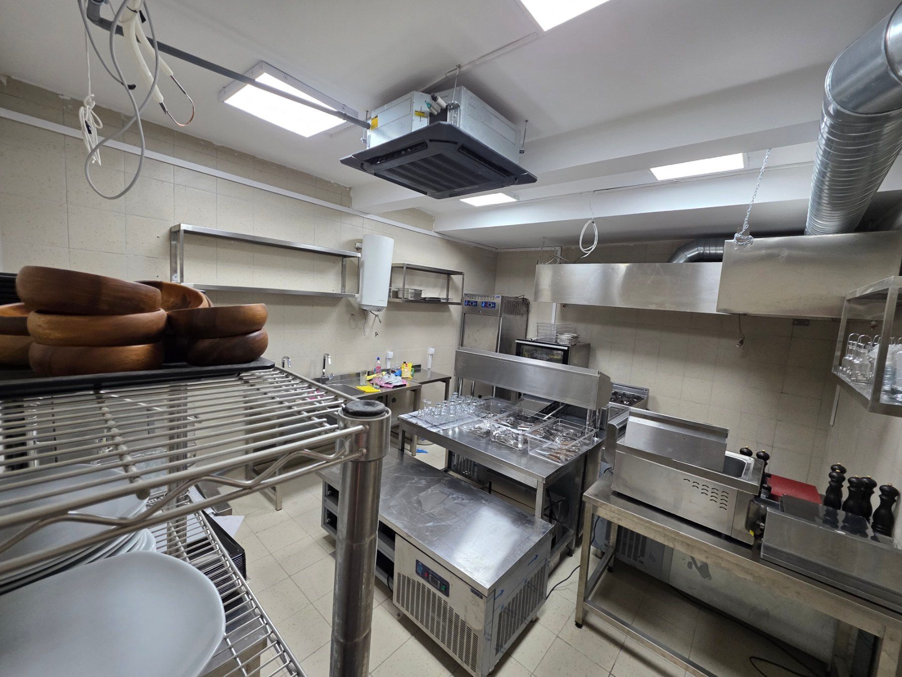 Izdaje se luksuzno opremljen restoran 123 m² – Prva linija, Rafailovići - Amfora Real Estate