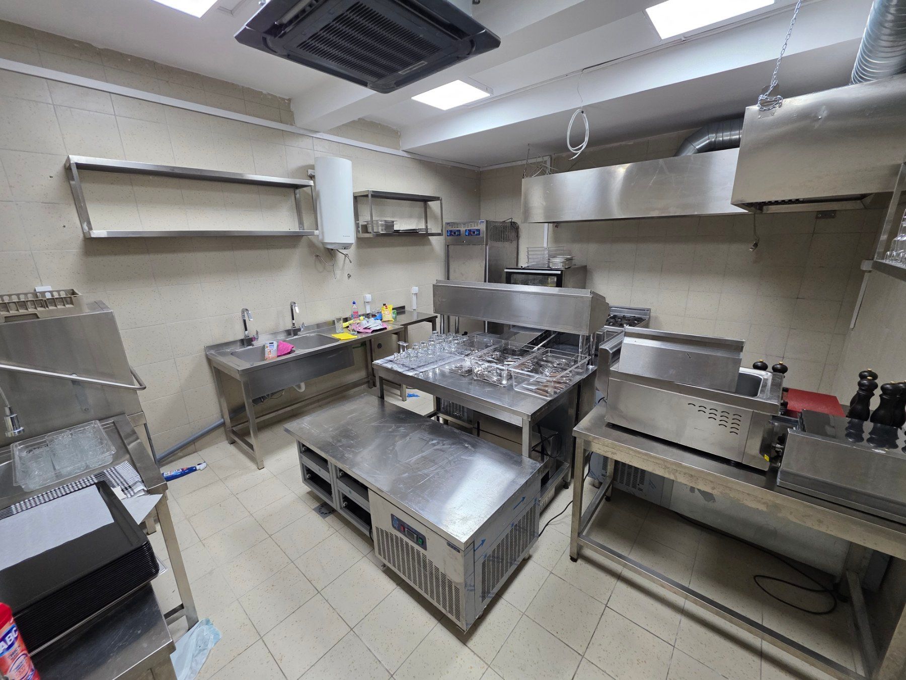 Izdaje se luksuzno opremljen restoran 123 m² – Prva linija, Rafailovići - Amfora Real Estate