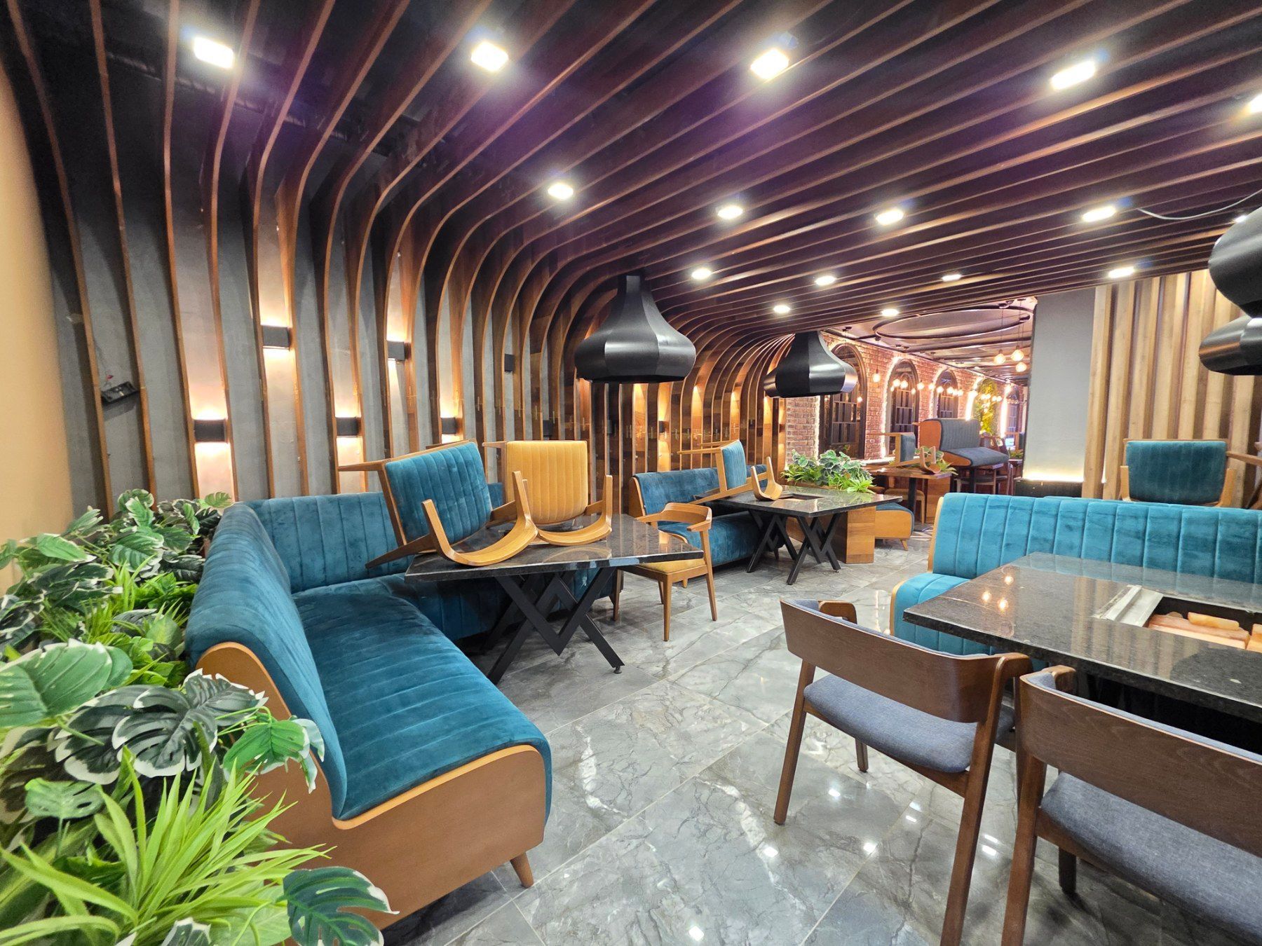 Izdaje se luksuzno opremljen restoran 123 m² – Prva linija, Rafailovići - Amfora Real Estate