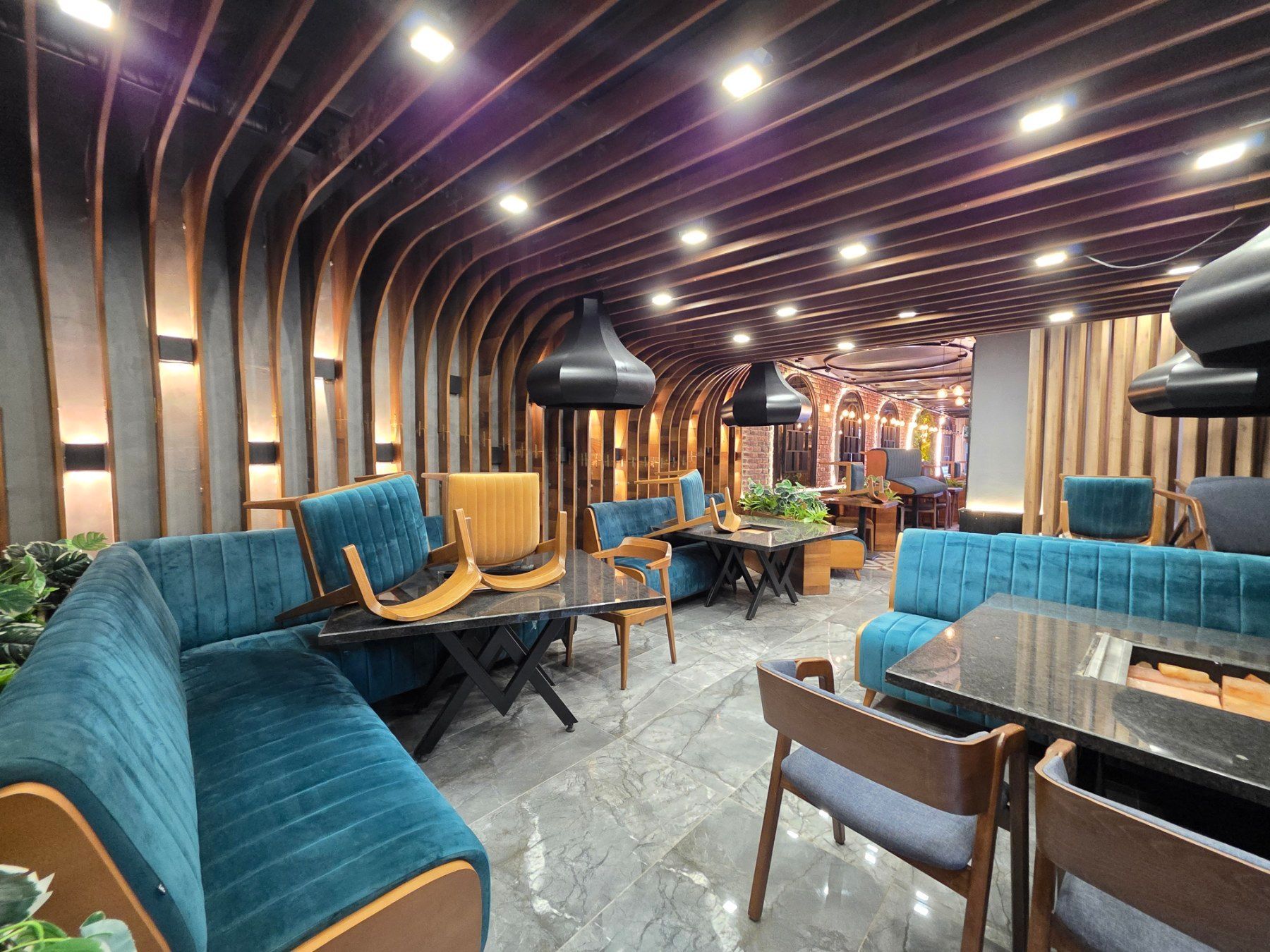 Izdaje se luksuzno opremljen restoran 123 m² – Prva linija, Rafailovići - Amfora Real Estate