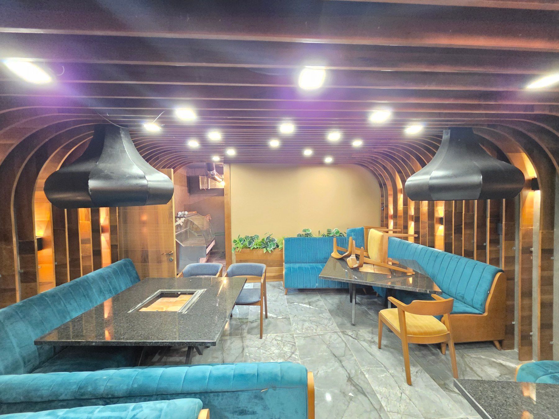 Izdaje se luksuzno opremljen restoran 123 m² – Prva linija, Rafailovići - Amfora Real Estate