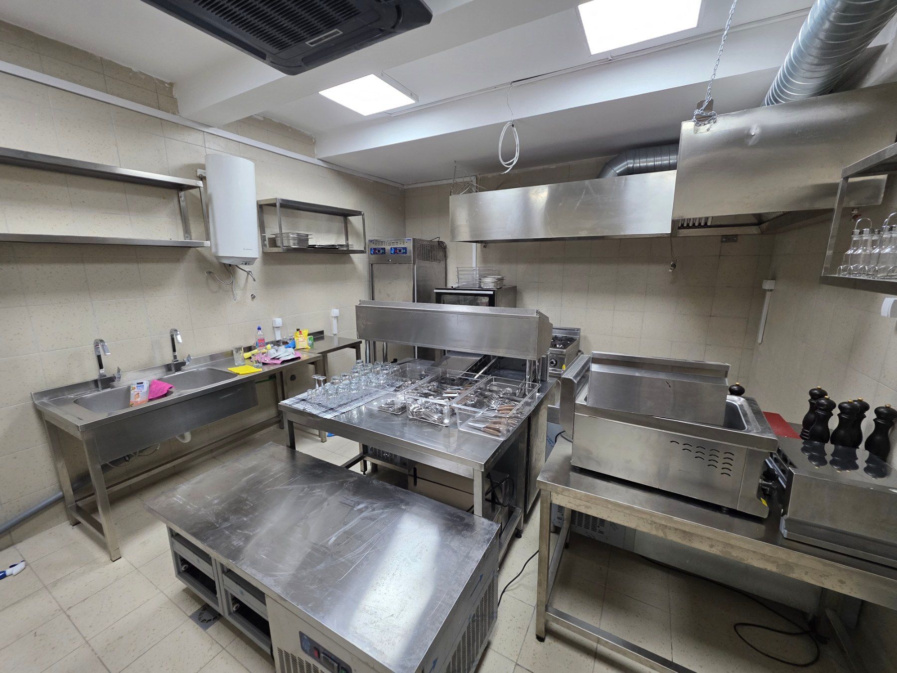 Izdaje se luksuzno opremljen restoran 123 m² – Prva linija, Rafailovići - Amfora Real Estate