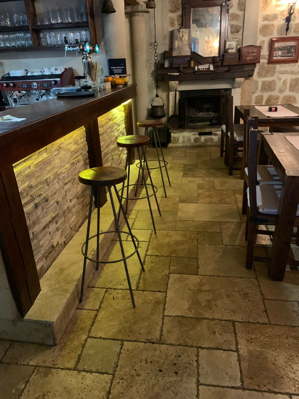 Prodaja poslovnog prostora 100 m² sa dvorištem – Centar Risna - Amfora Real Estate