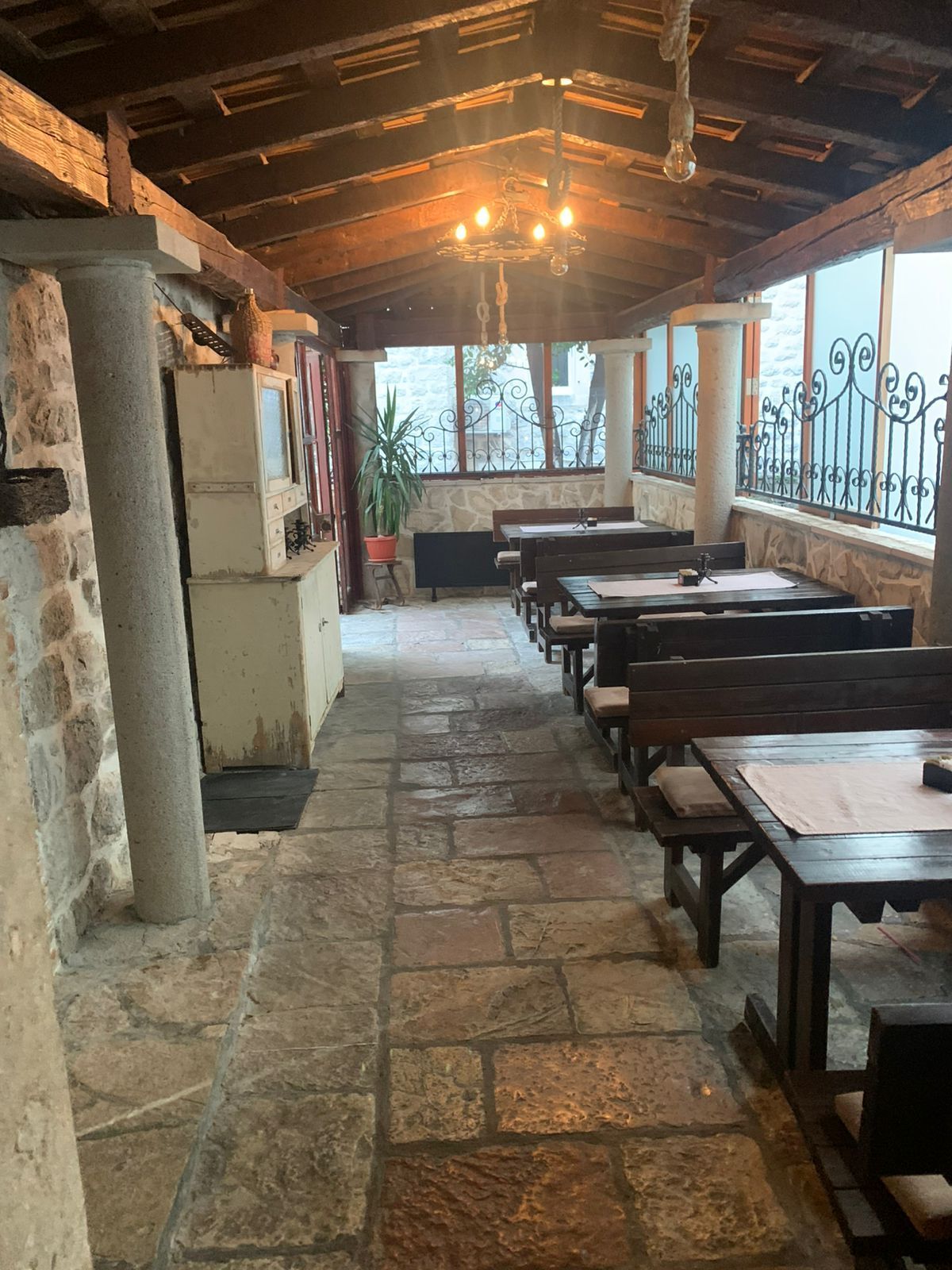 Prodaja poslovnog prostora 100 m² sa dvorištem – Centar Risna - Amfora Real Estate