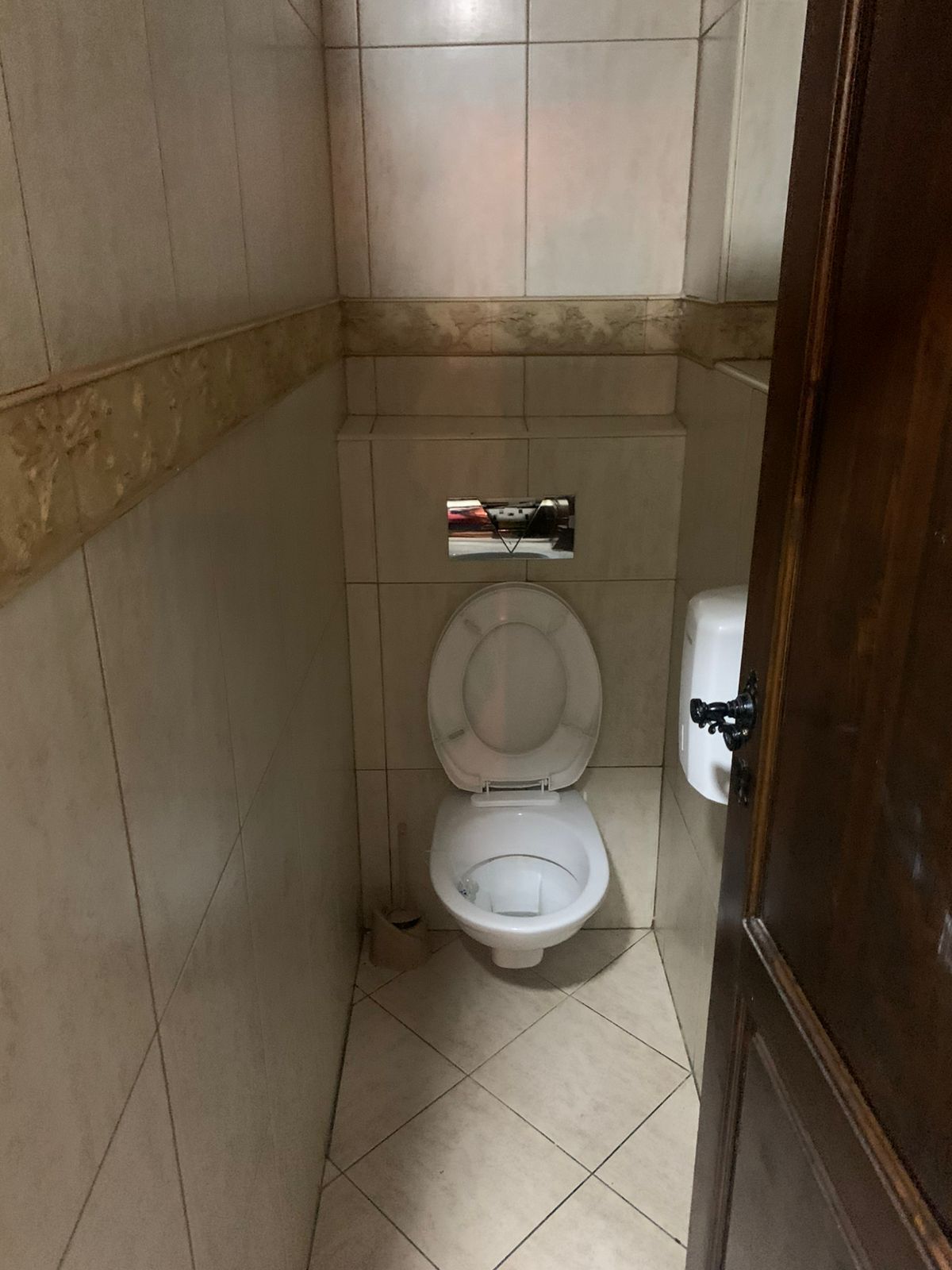 Prodaja poslovnog prostora 100 m² sa dvorištem – Centar Risna - Amfora Real Estate